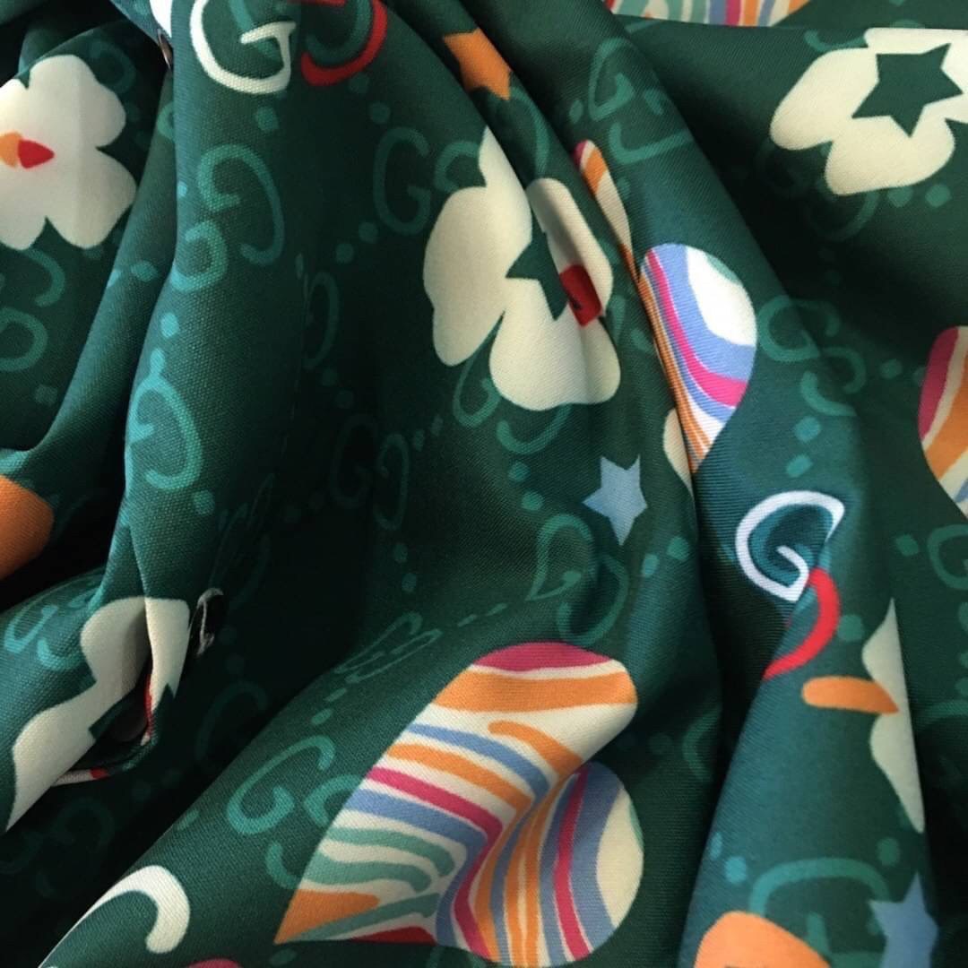 Gucci Retro flower and heart print cotton bowling shirt / Gucci Men's Shirts / Gucci Shirts งานเกรดออริจินอล พิมพ์ลายคมชัด มีป้ายแท็กที่คอเสื้อทุกตัว พร้อมส่งที่ไทย ภาพสินค้าถ่ายจากงานขายจริง ใช้งานต่างประเทศได้