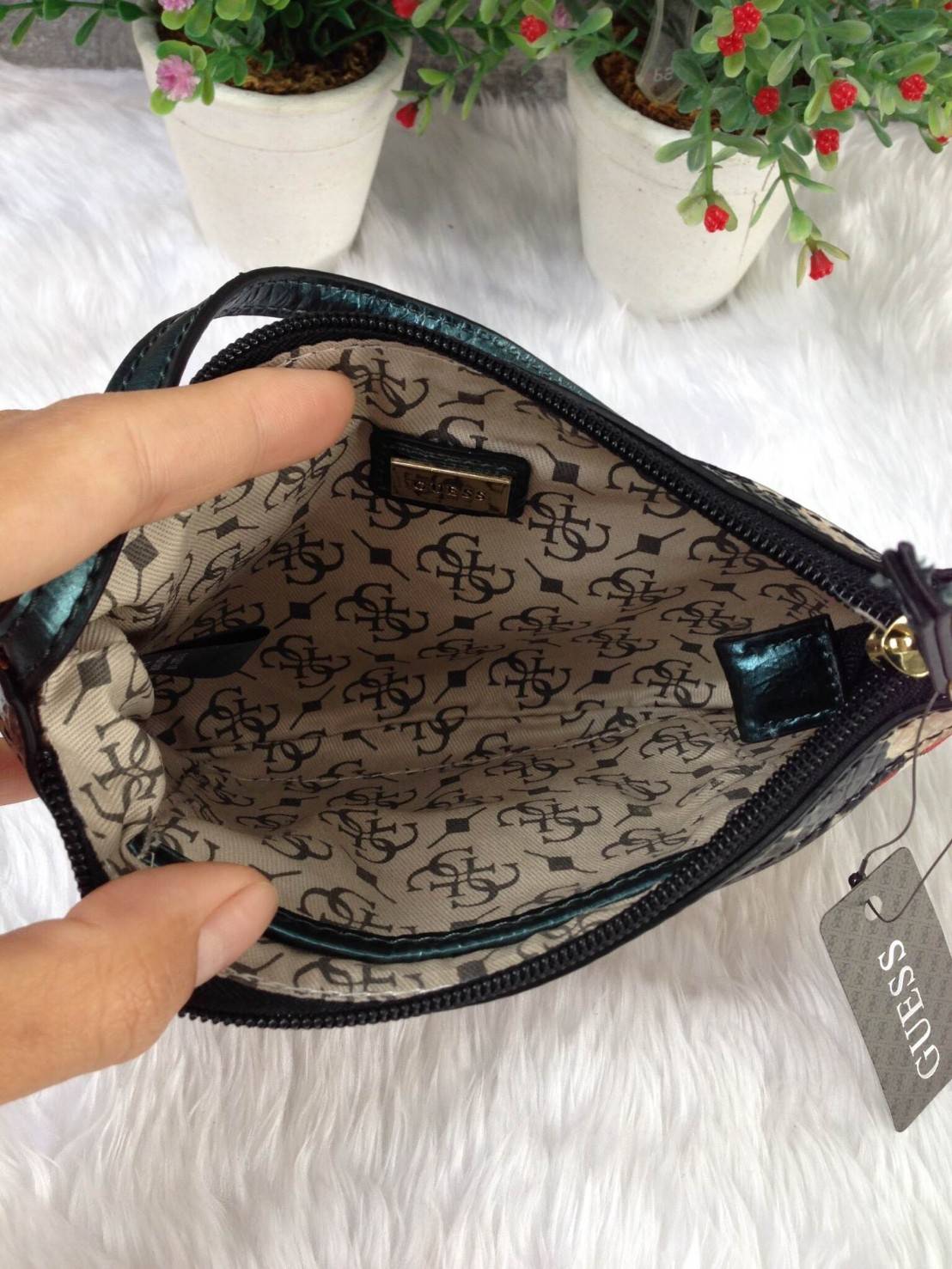 Guess clutch bag กระเป๋าคลัชถือ มาพร้อมสายสะพาย น้ำหนักเบา สีสันสวยงาม แต่งแคนวาสด้วยอักษรG สลับหนังลาย โลโก้โลหะสลักบนหนัง สามารถใส่ iPhone 8+ ได้ สวยหรู น่าใช้มากค่า