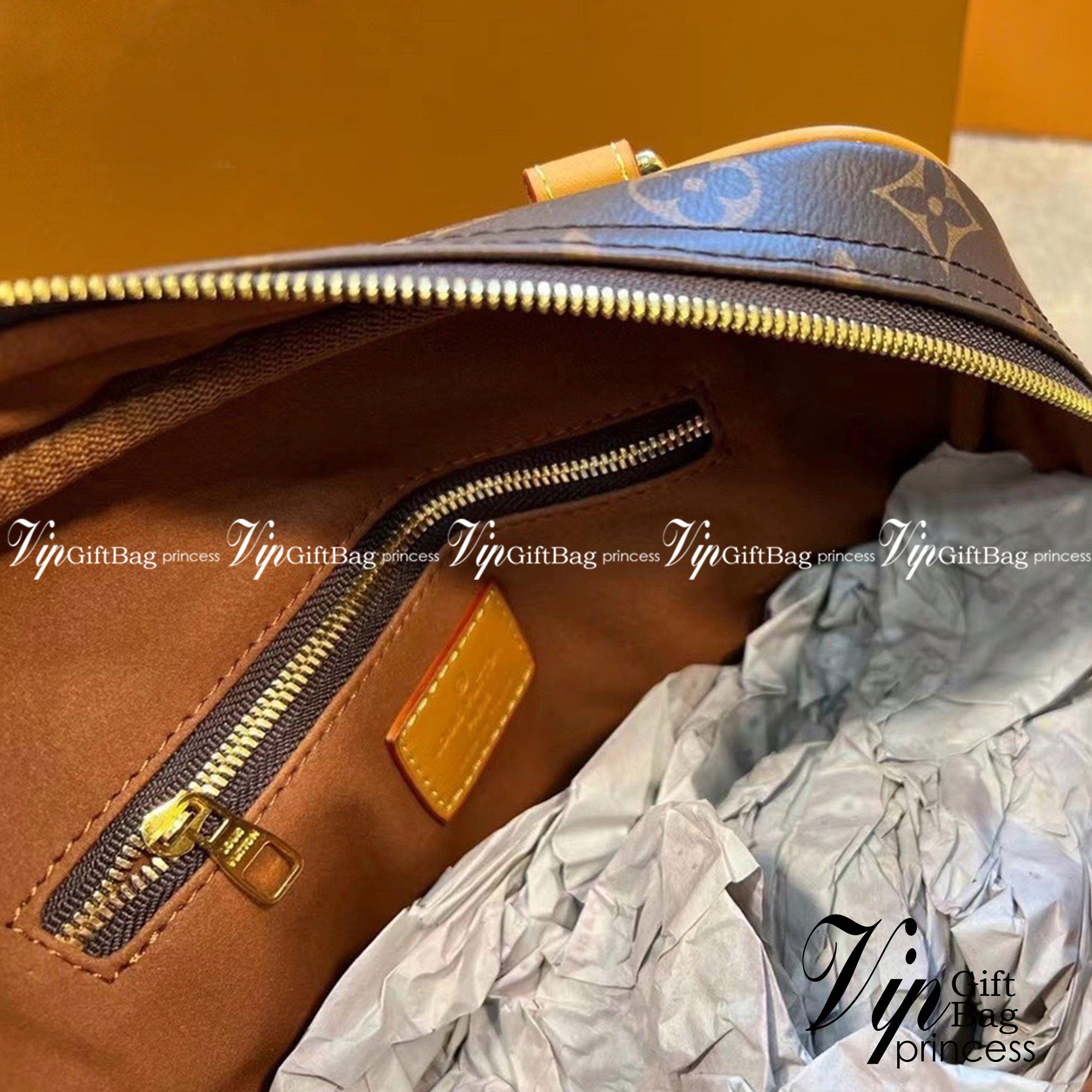 LV Manhattan Pm Monogram Handbag กระเป๋าถือทรงผู้ดี คลาสสิค สวยหรู ไซส์กำลังสวย ดีไซน์ตกแต่งกระเป๋าเล็กด้านหน้า ใส่ของจุกจิกได้ วัสดุหนังแคนวาส ภายในโล่งกว้างมาก มีช่องซิปและช่องย่อย มาพร้อมสายสะพายครอสบอดี้