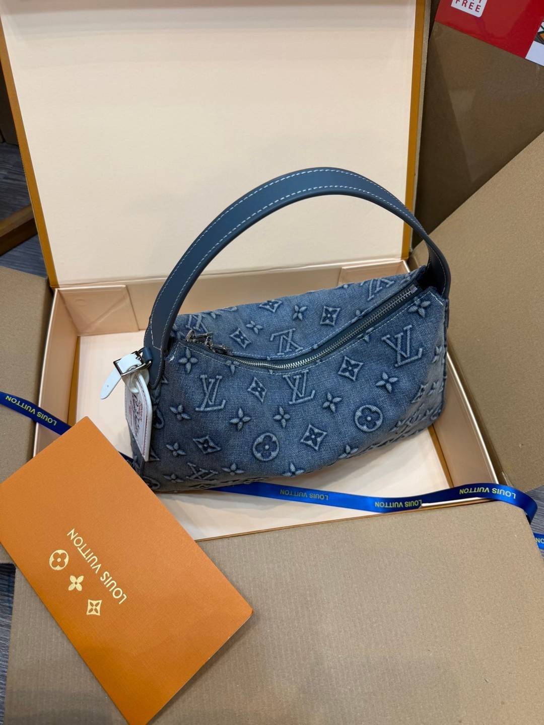 LV Slouchy PM Monogram Denim Bag กระเป๋าทรงโฮโบ ใหม่ล่าสุด ที่ใครๆก็ต้องมี ด้วยรูปทรงคลาสสิคและใช้งานง่าย ในดีไซน์สุดชิคเดนิมปั้มนูนคมชัดสวยดูลัคชู
