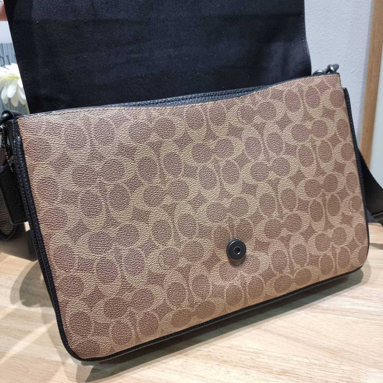 COACH Soft Tabby Messenger In Signature Canvas C8430 CH769 ไอเท็มที่หนุ่มๆต้องไม่พลาด กระเป๋าทรงแมสเซนเจอร์ใบใหญ่กำลังพอดี พร้อมด้วยสายสะพาย 2 เส้น