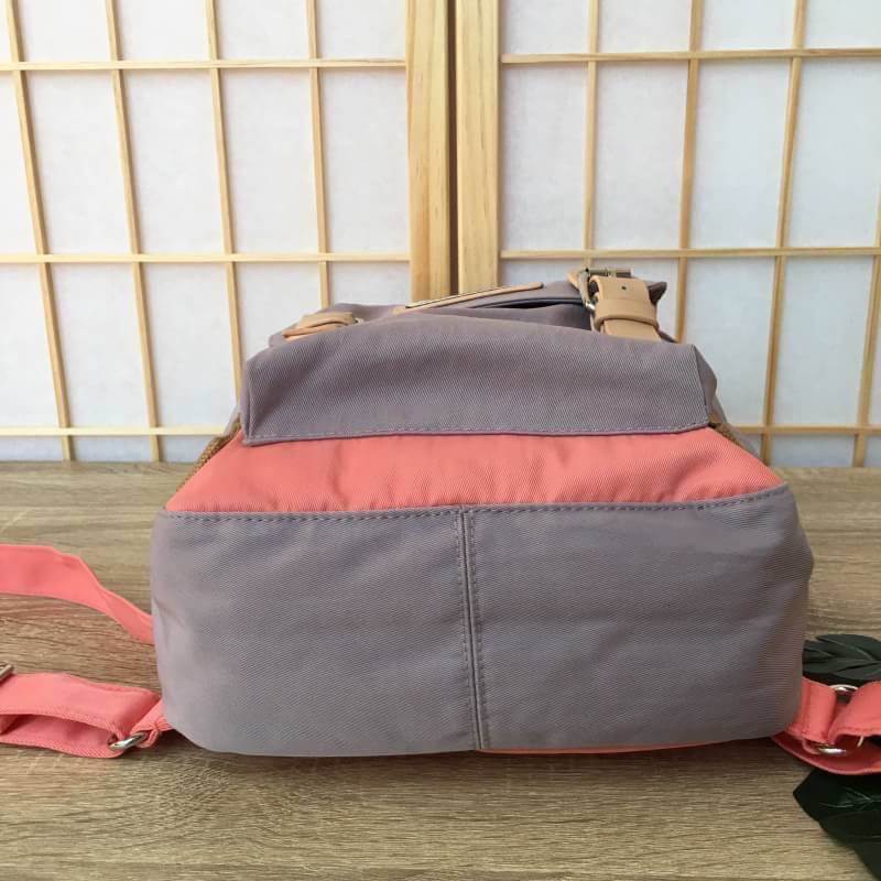 ของแท้ Doughnut mini bagpack กระเป๋าเป้ทีฮิตกันมากในหมู่วัยรุ่นฮองกง ด้วยสีสันที่โดดเด่น โทนสีพาสเทล ดีไซน์น่ารัก ทันสมัย กันน้ำได้ ช่องใส่ของหลายช่องแยกเป็นสัดส่วน จะสะพายไปเรียนหรือเที่ยวได้ในใบเดียวเลยคร้าา