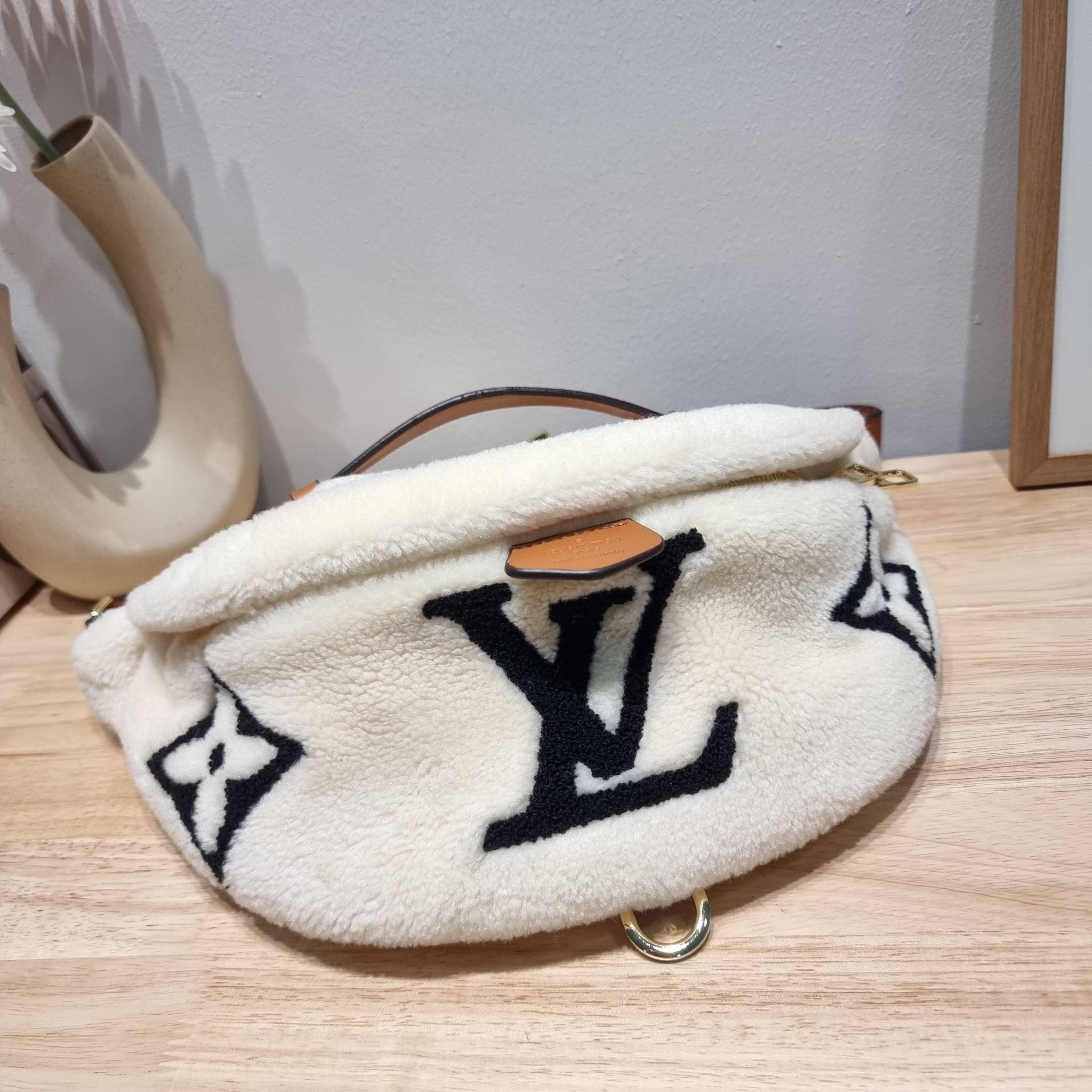 LV BUM BAG MONOGRAM TEDDY FLEECE / LV Teddy Limited Edition Bumbag ไอเท็มที่ต้องมี กับกระเป๋าคาดอก ดีไซน์เอกลักษณ์ โดดเด่นด้วยจัมโบ้ฟ้อนท์สีตัดกับตัวกระเป๋า เปิด-ปิดด้วยซิป ภายในเป็นช่องโล่ง โดยตัวกระเป๋าจะมีหูจับในตัว และสายสะพายที่สามารถปรับได้ตามตัว รุ