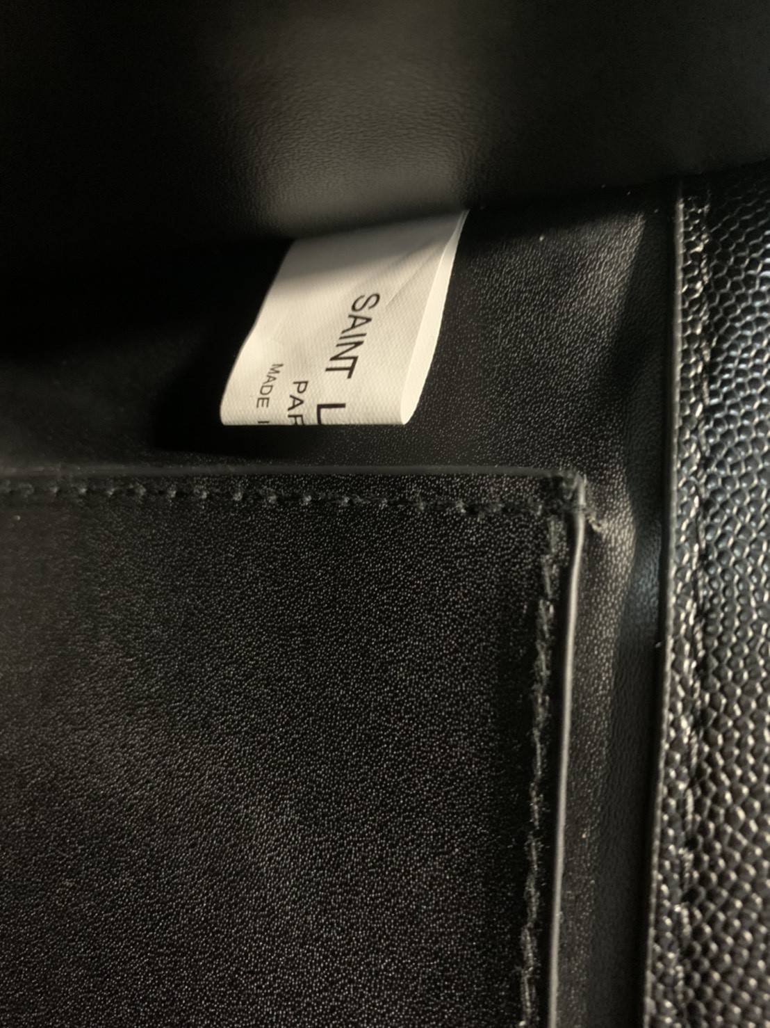 SAINT LAURENT Kate Medium leather shoulder bag VIP GIFT WITH PURCHASE (GWP) พรีเมี่ยมกิ้ฟ Limited Edition จาก YSL DUTY FREE COUNTER วัสดุหนังแกะสังเคราะห์ ลวดลายคล้ายหนังคาเวียร์ หนังสวย ใช้ทน อะไหล่ทองทั้งใบ ด้านหน้าประดับโลโก้แบรนด์ ขนาดกระทัดรัดกำลังดี