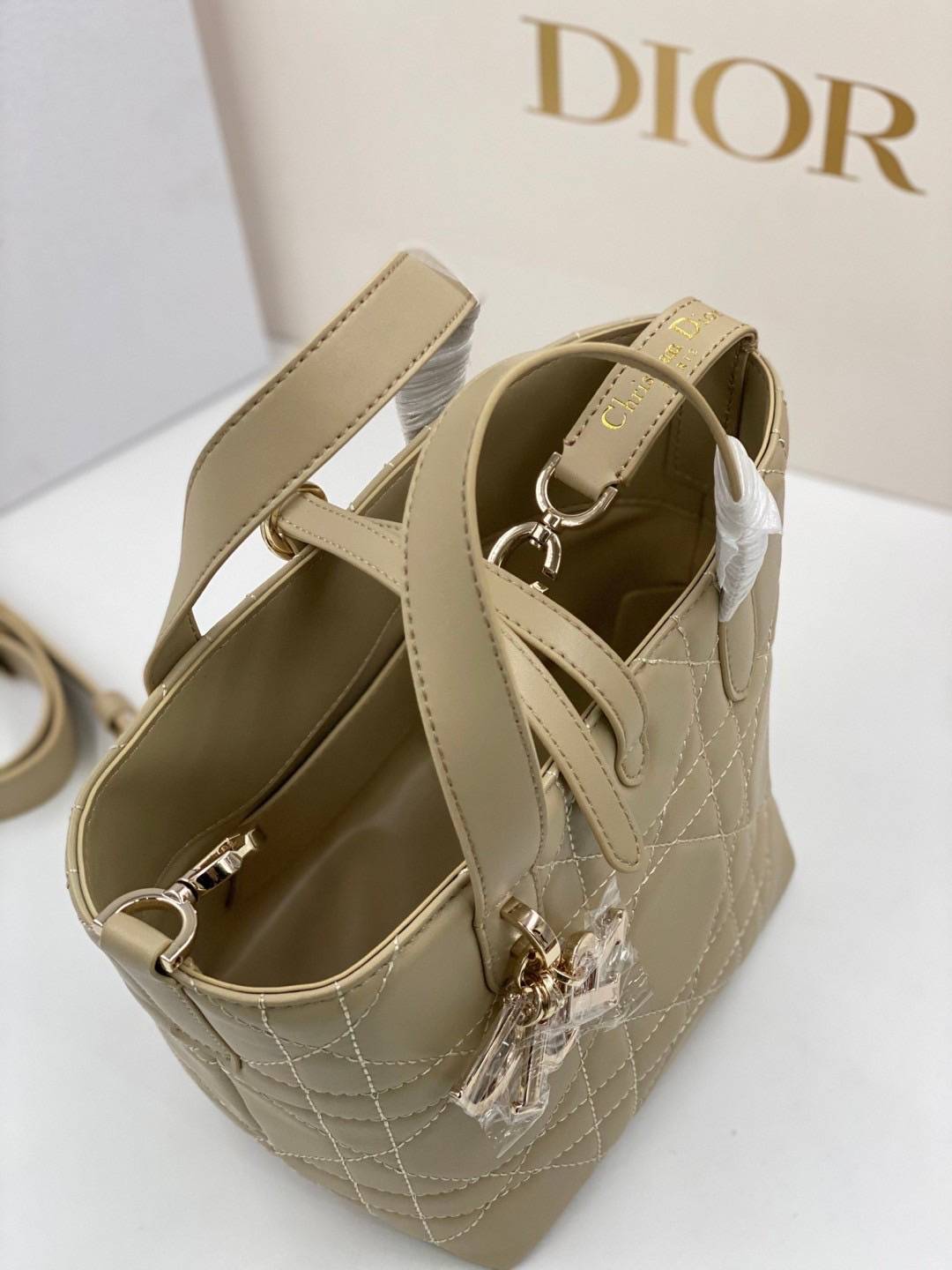 ORI | หนังแท้ DIOR Small Toujours vertical tote bag กระเป๋าทรงโท้ทไซส์เล็กสวยหรู ดีเทลสุดประณีตคอมพลีตลุคในทุกวัน เย็บลวดลาย macrocannage และชาร์มตัวอักษร D,I,O,R