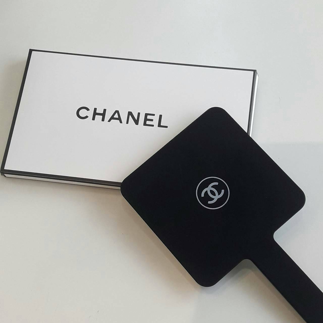 มีกระจกดีดีสักชิ้น ไว้พกติดตัวกันหรือยังคะสาวๆ? ทางร้านขอแนะนำ Chanel xoxo mirror กระจกแบบถือ ของสมนาคุณ จากแบรนด์ เครื่องสำอางค์ Chanel ตัวกระจกมีขนาดกะรัด ถือง่าย พกพาสะดวก ด้านนอกผิวลื่นเคลือบด้านสบายมือ ปั้มโลโก้แบรนด์ ด้านในเป็นกระจกใส จะส่องกี่ครั้ง