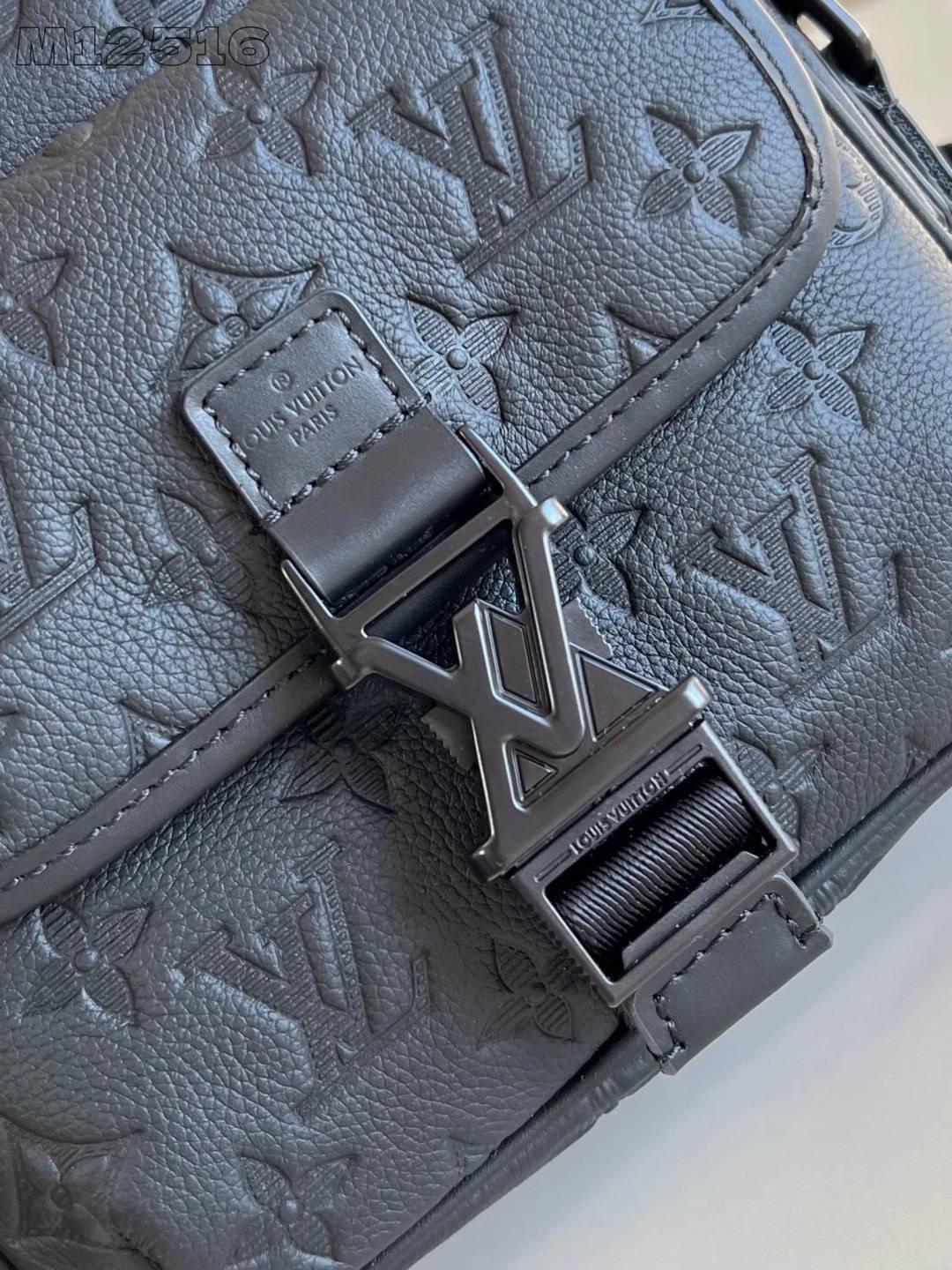 สลับแท้ LV Getaway Messenger Monogram Shadow Leather Bag กระเป๋าแมสเซนเจอร์ ขนาดกะทัดรัดเพรียวบางตอบโจทย์การใช้งาน โดดเด่นด้วยโลโก้ปั้มแบรนด์เต็มใบ