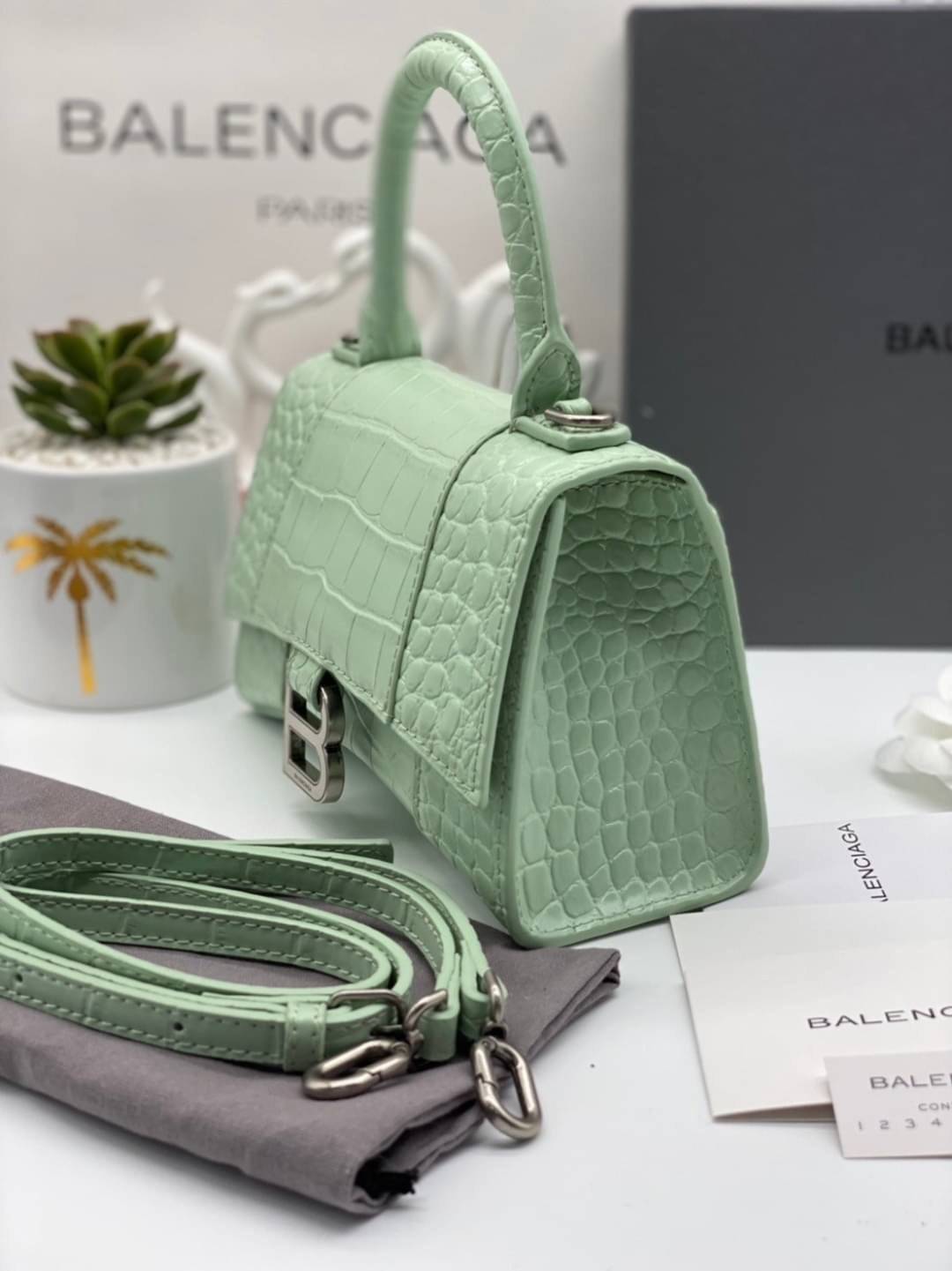 หนังแท้ BALENCIAGA HOURGLASS TOP HANDLE XS Shiny crocodile embossed calfskin การสร้างสรรค์ที่มีเอกลักษณ์เฉพาะตัว หรูหรา โทนสีโดดเด่น วัสดุหนังแท้ลายจระเข้ ภายในโล่งกว้างหนังแนปป้าอย่างดี เกรดออริจินอล ตอบโจทย์ได้ทุกลุค ทุกไลฟ์สไตล์ ภาพสินค้าถ่ายจากงานขายจ