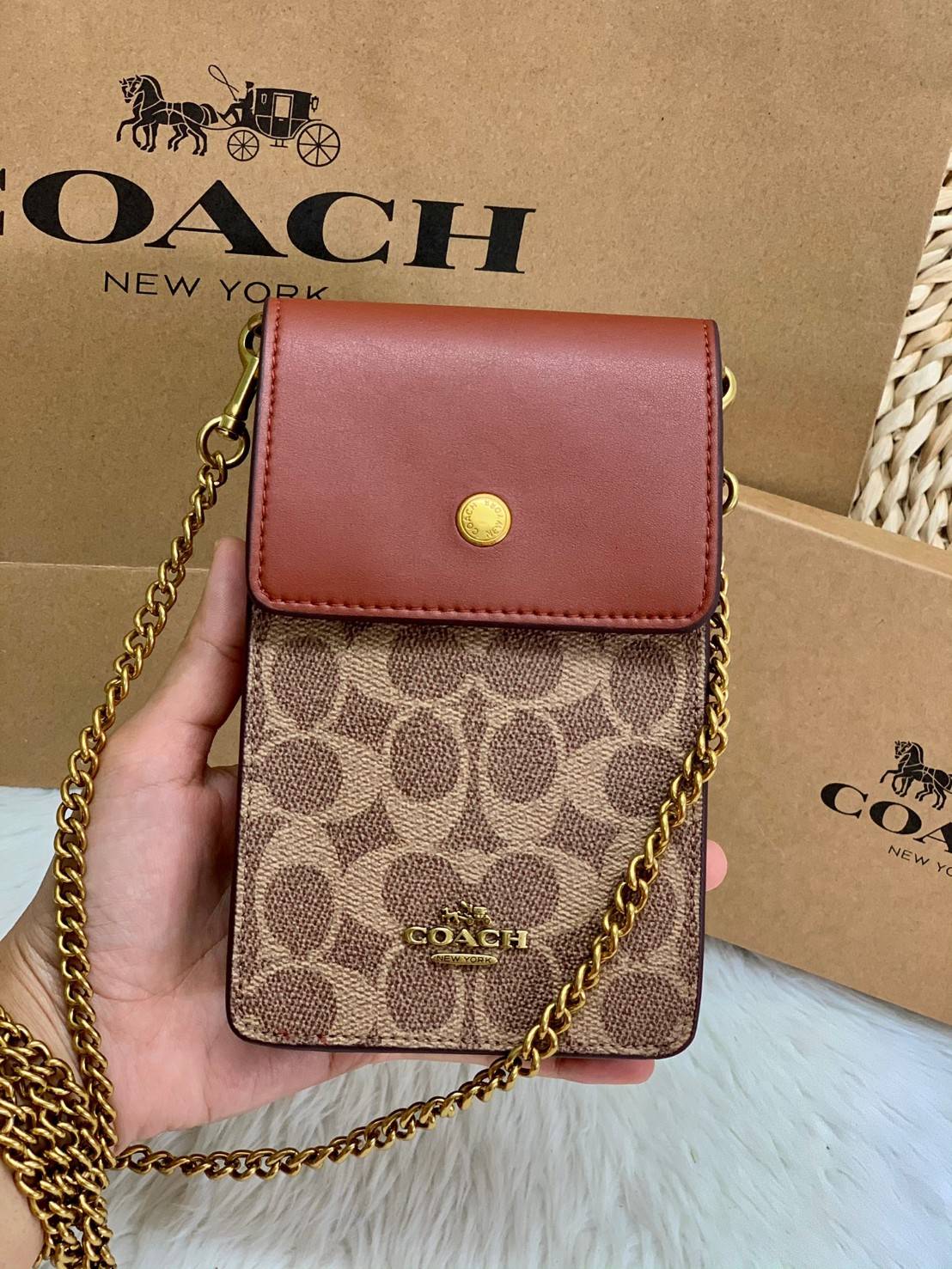 COACH PHONE CASE CROSSBODY BAG ((73486//76988//76357//39955//91046)) COACH NORTH/SOUTH CROSSBODY IN SIGNATURE CANVAS กระเป๋าใส่โทรศัพท์รุ่นนี้ มีความโดดเด่นทั้งดีไซน์และคุณสมบัติในการใช้งาน ด้วยลวดลายที่มีซิกเนเจอร์เป็นเอกลักษณ์แล้ว ด้านหลังยังมีช่องใส่กา