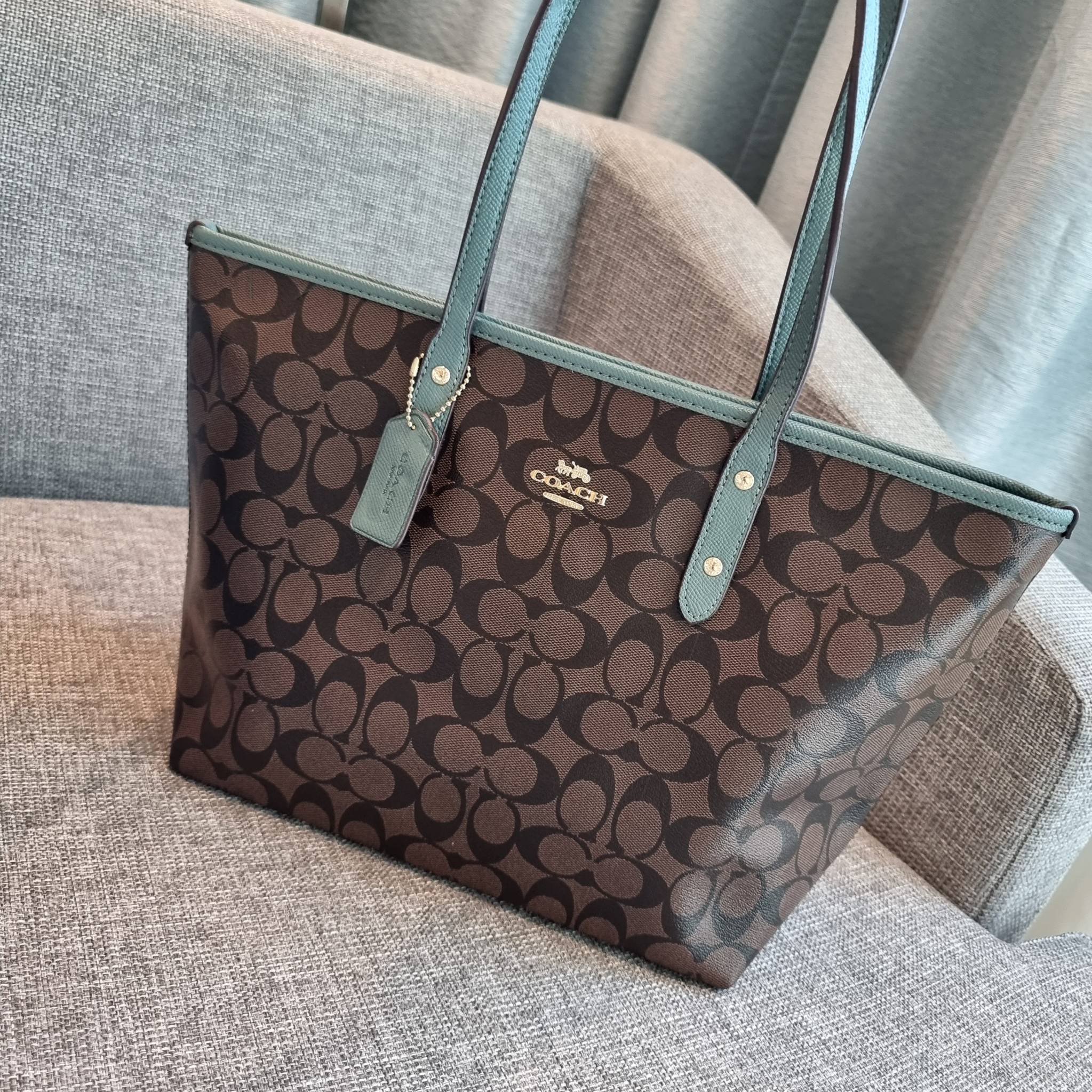 OUTLET 】COACH F58292 CITY ZIP TOTE IN SIGNATURE 16" รุ่นขายดี!! ไซส์ใหญ่ สีสวยมาให้แบบจัดเต็ม!! กระเป๋าถือทรงโท้ทใบใหญ่ สวยน่าใช้ทุกสี สะพายคล้องไหล่ได้เก๋ๆ จุของแน่นๆไปเลยจ้า!! วัสดุหนังแคนวาสคุณภาพ ปากกระเป๋าเปิด-ปิดด้วยซิป กันของหล่นได้ ถือไปไหนก็