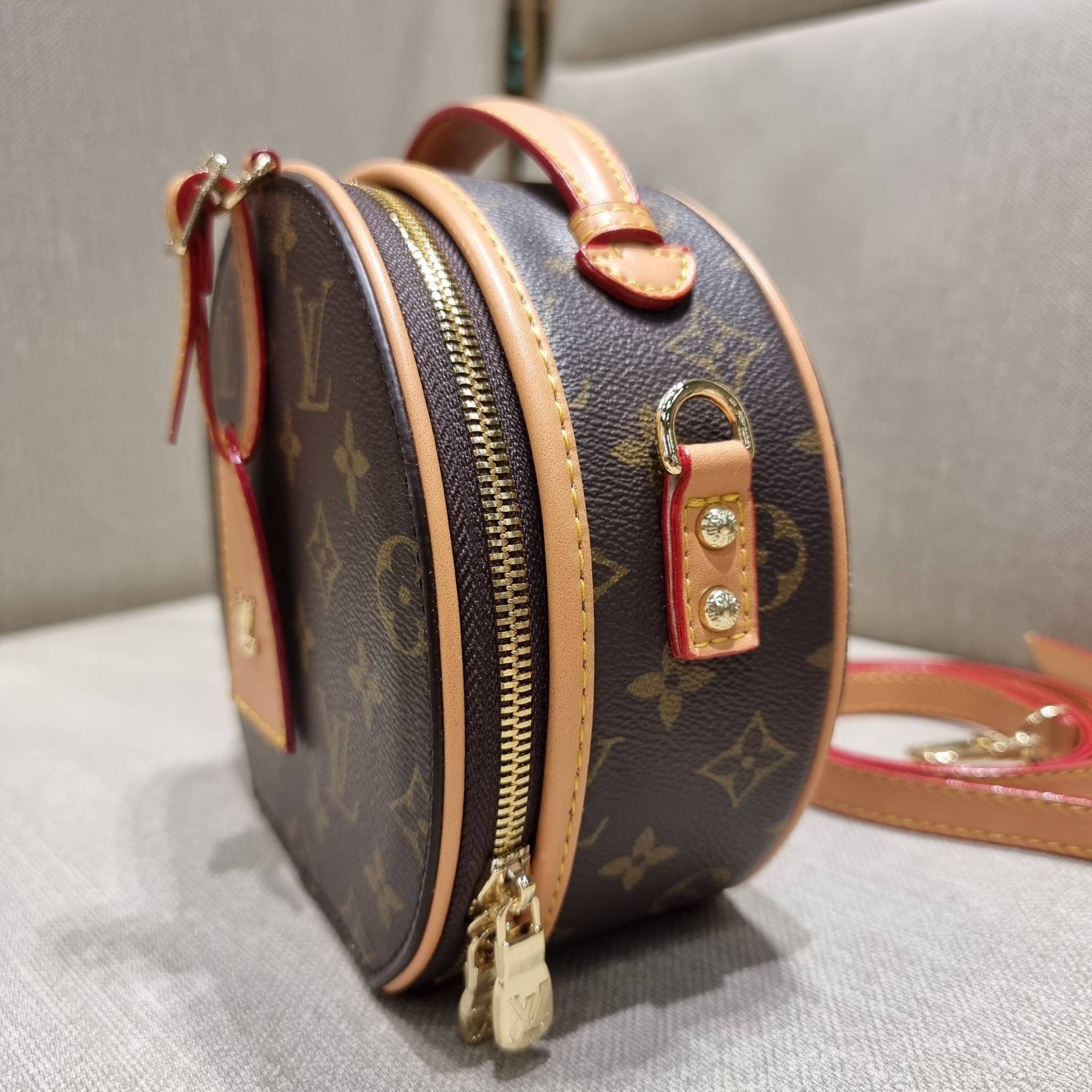 LV CROSSBODY ROUND BAG / LV BOITE CHAPEAU สุดยอดของรุ่นที่ฮิตตลอด กระเป๋าสะพาย สวยอยู่ทรง ผู้ดีมากๆ วัสดุหนังแคนวาสคุณภาพ โดดเด่นด้วยรูปทรงเอกลักษณ์ มาพร้อมแท็กหนังห้อย เพิ่มความแพงไปอีก เปิด-ปิดด้วยซิป ภายในเป็นช่องโล่ง สวยไปอีกหนึ่ง มีสายสะพายครอสให้ ปร