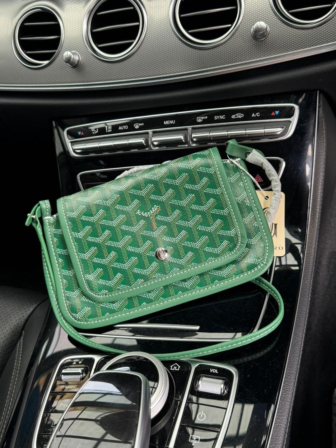 Goyard Plumet Rocket Wallet กระเป๋าสะพายใบเล็กกะทัดรัด ดีไซน์กระเป๋าสตางค์ มีช่องเพียงพอสำหรับใส่ธนบัตร เงินสด เอกสารต่าง ๆ