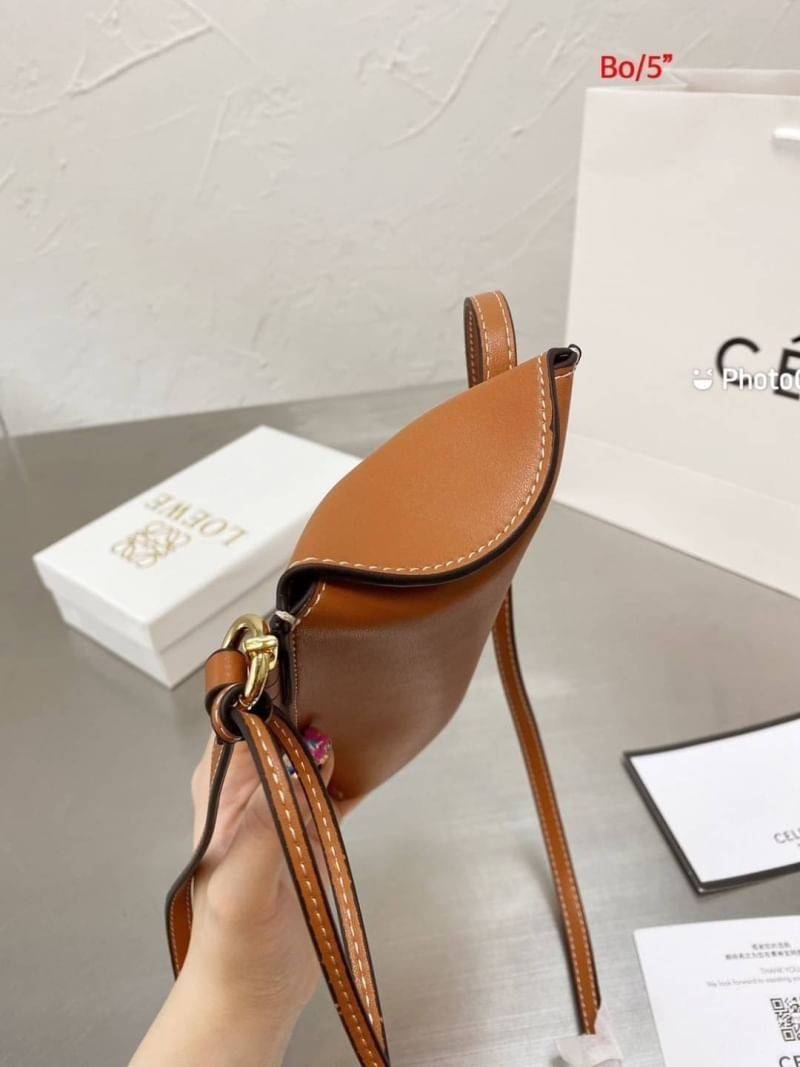 Loewe Pocket Shoulder Bag / LOEWE MINI CROSSBODY BAG / Loewe Phone Bag รุ่นยอดฮิต ไซส์มินิ ที่ใครๆก็ต้องรู้จัก!! กับกระเป๋าสะพายเอนกประสงค์ สำหรับถนอมโทรศัพท์มือ หรือจะประยุกต์ใช้ใส่เงิน พกแทนกระเป๋าสตางค์ก็สะดวก