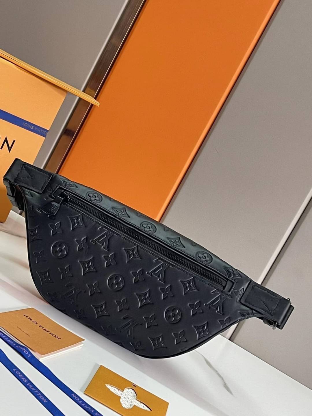 LV Discovery Bumbag Black Monogram Shadow Kalbsleder / LV Belt Bag เกรดใช้งานสลับใบจริงได้ เทพออริจินอล เนื้องานสวยงาม หนังแท้ ใช้ได้ทั้งชายหญิง ภาพสินค้าถ่ายจากงานขายจริงใช้งานต่างประเทศได้