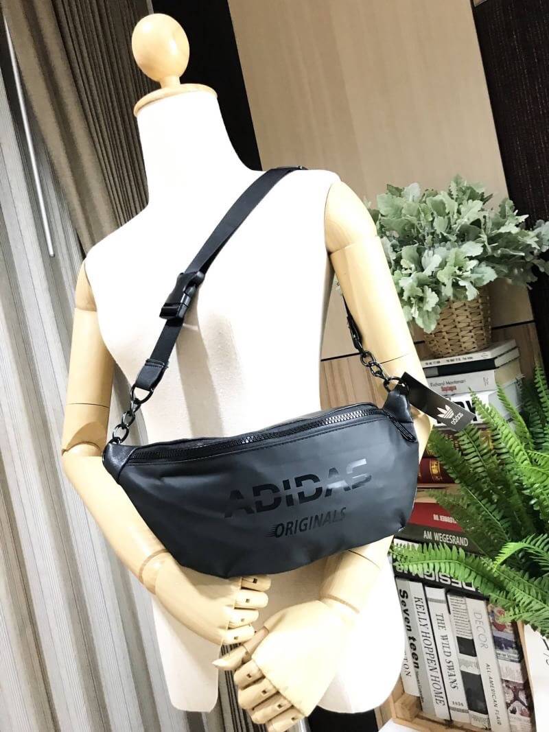 Adidas Waist Bag กระเป๋าสะพายสไตล์สปอร์ตแบบคาดเอวหรือคาดอกดีไซน์สุดฮิตใช้ได้ทั้งชายและหญิง วัสดุไนล่อนเนื้อแมทแบบนิ่มด้านหลังเป็นหนังเรียบ กันน้ำทำความสะอาดง่าย ขนาดกำลังดี น้ำหนักเบา ด้านหน้ามีโลโก้แบรนด์ เปิดปิดด้วยซิปสะดวกใช้ หัวซิปแบรนด์ สายสะพายเลื่อ