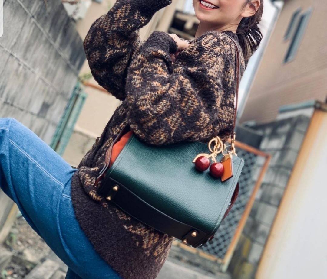 OUTLET 】COACH ROGUE 25 IN COLORBLOCK (C5575) ที่สุดแห่งความหรูหรา สุดคลาสสิค 🌺กระเป๋าหนังแท้คุณภาพเยี่ยม สัมผัสนิ่มละมุนจนต้องหลงรัก ด้านข้างเพิ่มความสวยเก๋ด้วยหนังกลับ อยู่ทรงสุดสวย น่าใช้ น่ามอง จนใครๆต้องเหลียวหลังตาม//ด้านในมี 2 ช่องกว้าง กับอ