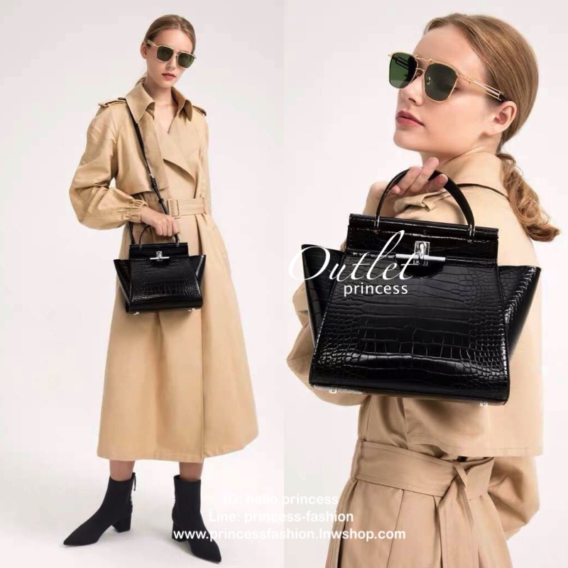 New arrival!! CHARLES & KEITH CROC-EFFECT TRAPEZE BAG กระเป๋าสะพายรุ่นใหม่ล่าสุด วัสดุหนังเรียบเงาสวย นิ่ม น้ำหนักเบา อะไหล่เงิน เปิดปิดกระเป๋าแบบกดล็อก ด้านในโล่งกว้างมีช่องซิปสำหรับใส่ของ ใส่กระเป๋าสตางค์ใบยาว Iphone+ได้ทุกรุ่น มาพร้อมสายสะพายยาวถอด-ปรั