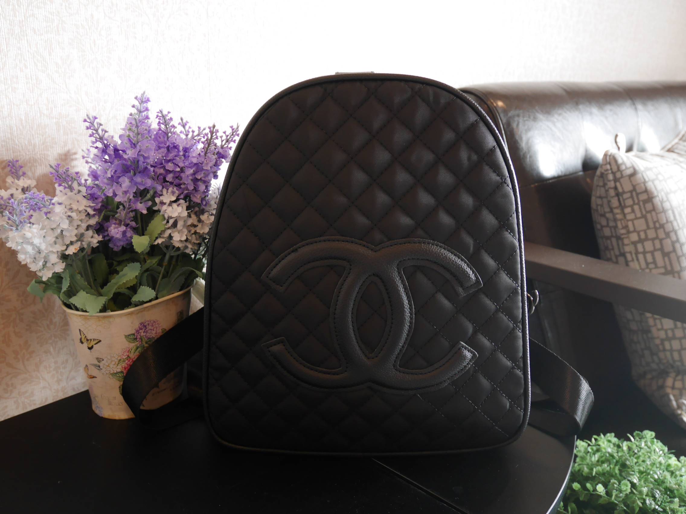 รุ่นใหม่ค้า New item! กระเป๋าเป้ทรงน่ารักจากงาน Premium gift สุดหรู แบรนด์ชาแนล โดดเด่นด้วย รูปทรงน่ารัก ขนาดกำลังดี หนังนิ่ม ด้านหน้าปั้มแบรนด์ด้วยหนัง PU ด้านในเปิดด้วยซิปโซ่ CC มีช่องใส่ของแบ่งเป็น 2 ช่องใหญ่ ด้านหลังสายสะพายยาวปรับได้ เป็นอีกไอเท็ม ที