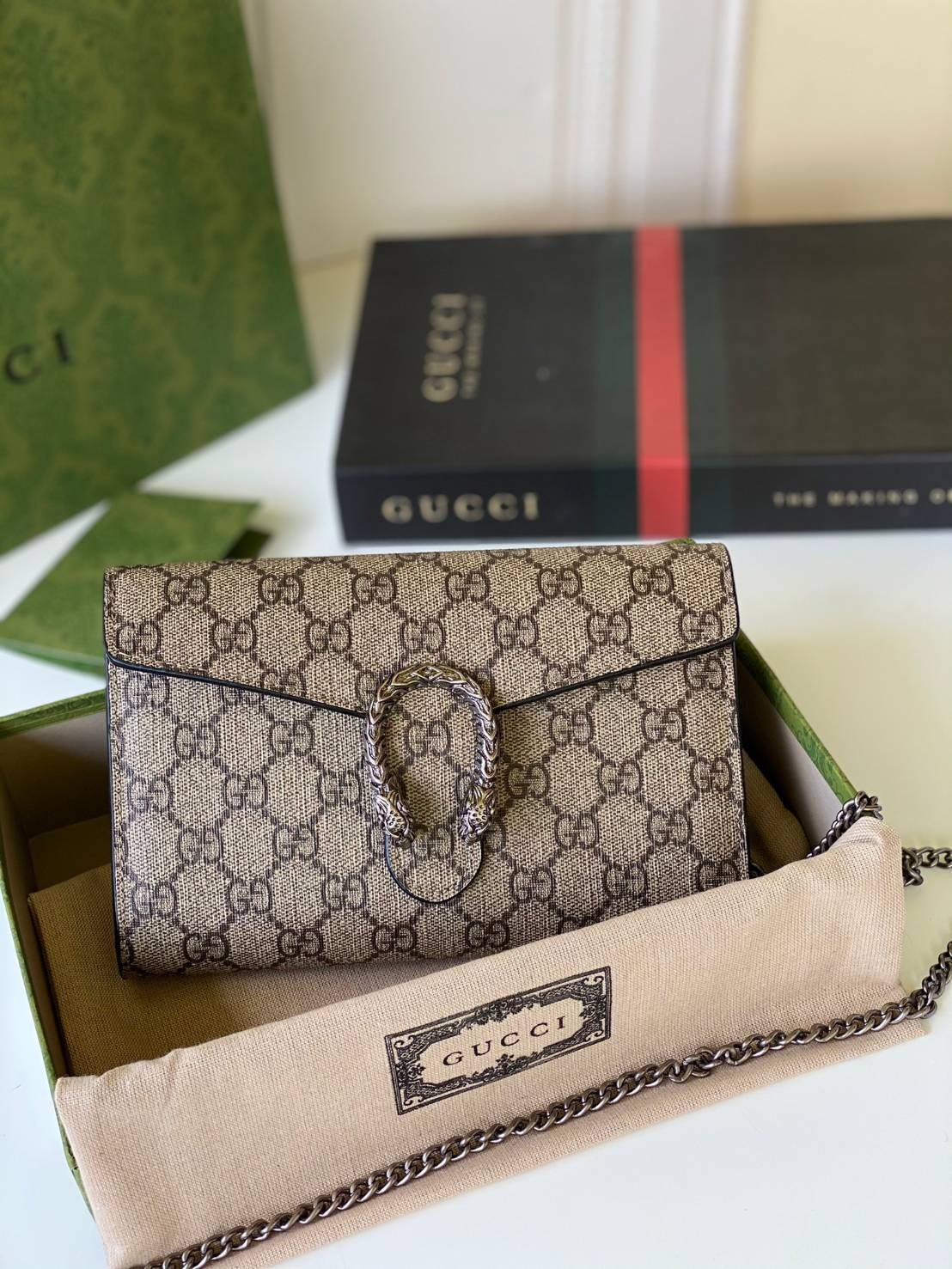 หนังแท้ GUCCI GG Supreme chain wallet / GG Supreme Mini Wallet Beige/ebony GG Supreme canvas พร้อมส่งที่ไทย กระเป๋าสตางค์ GG Supreme พร้อมสายโซ่พร้อมปิดเดือยหัวเสือ งานหนังแท้ทั้งใบ พร้อมส่งที่ไทย ภาพสินค้าถ่ายจากงานขายจริง ใช้งานต่างประเทศได้