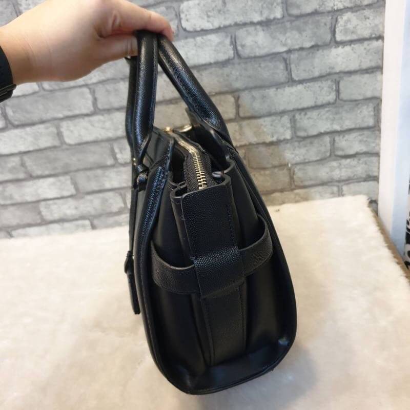 CHARLES & KEITH STRUCTURED TRAPEZE BAG กระเป๋าสะพาย/ถือใบสวย หน้าคาเวียอะไหล่ทอง วางอยู่ทรง มาพร้อมพวงกุญแจหนังห้อย วัสดุด้านหน้า-หลังเป็นลายคาร์เวียร์ ด้านข้างซ้ายขวาหนังเรียบ มีหมุดรองฐาน ด้านหลังมีช่องซิปใส่ของจุกจิก เปิดปิดด้วยซิปบน ด้านในจุของ มีช่อง