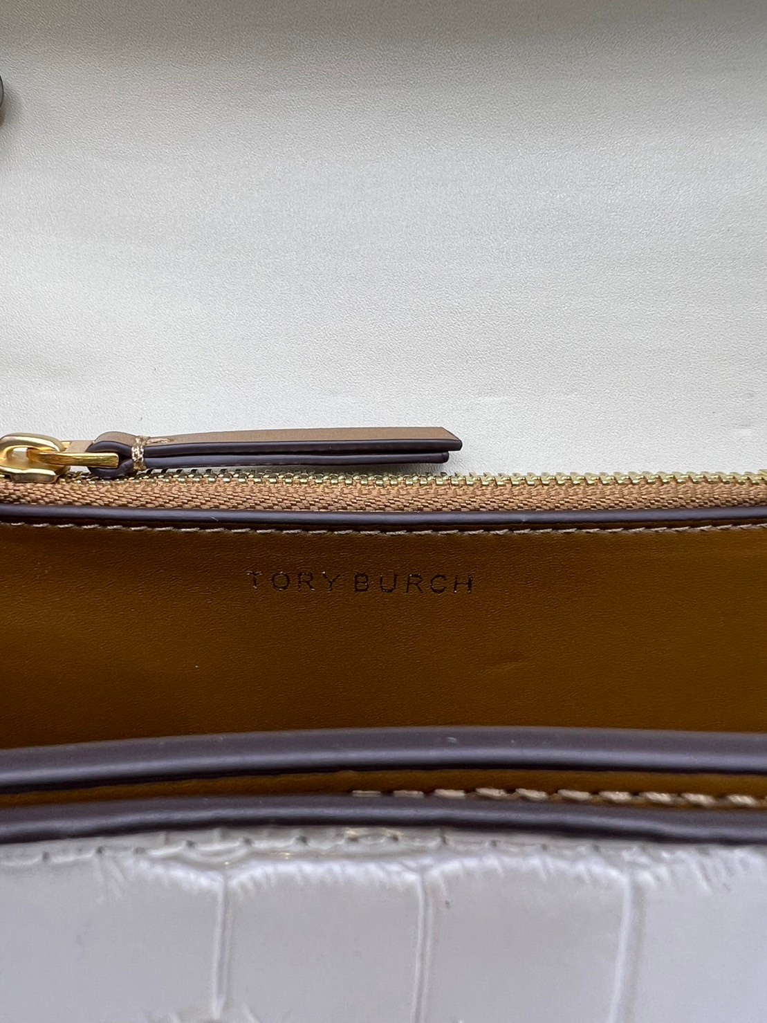 6 สี Tory Burch Croc Eleanor Small Bag / TORY BURCH ELEANOR CROC EMBOSSED LEATHER กระเป๋าสะพายหนังพิมพ์ลายจระเข้ ดีไซน์หรูหรา โด่นเด่นด้วยโลโก้แบรนด์อะไหล่ด้านหน้า และสายสะพายโลหะสีทอง