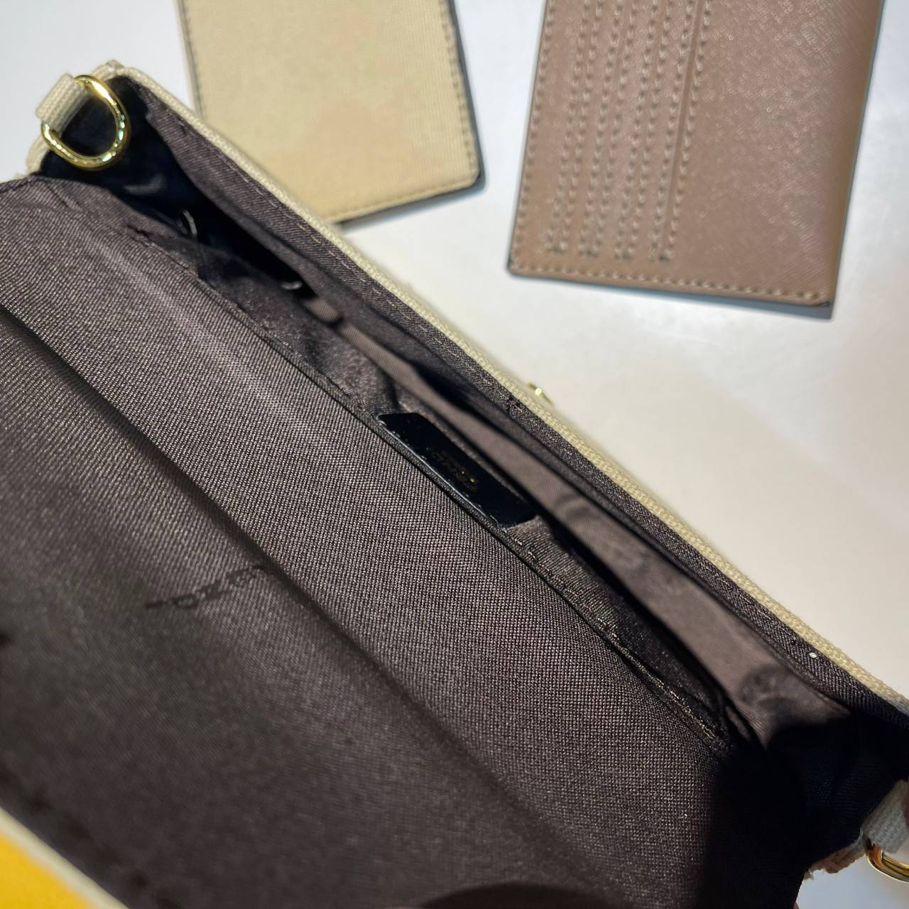 หนังแท้ Fendi Wallet On Chain With Pouches leather mini-bag กระเป๋าสะพายข้างทรงเหลี่ยมตกแต่งด้วยโลโก้ Fendi กระดุมแป๊ก มาพร้อมกระเป๋าด้านในแบบถอดได้ถึง 2ใบ สุดคุ้ม พร้อมสายโซ่และสายสปอร์ตถอดออกได้ ไอเท็มนี้ไม่ควรพลาดเลยค่าา