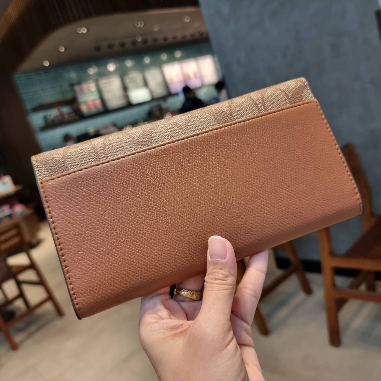 COACH F53763 TRIFOLD WALLET IN SIGNATURE กลับมาแล้วจ้า!! รุ่นขายดี!! 💓 ดีไซน์ใหม่ กระเป๋าสตางค์ใบยาว แถมที่ห้อยใส่บัตรแยกให้ (ถอดออกได้) น่ารักมากๆ ใช้งานง่าย เปิด-ปิดด้วยกระดุม ภายในใส่ธนบัตร ใส่บัตรได้เยอะ ใส่มือถือได้ไปอีก!! จุใจสุดๆ บอกเลยว่าใ