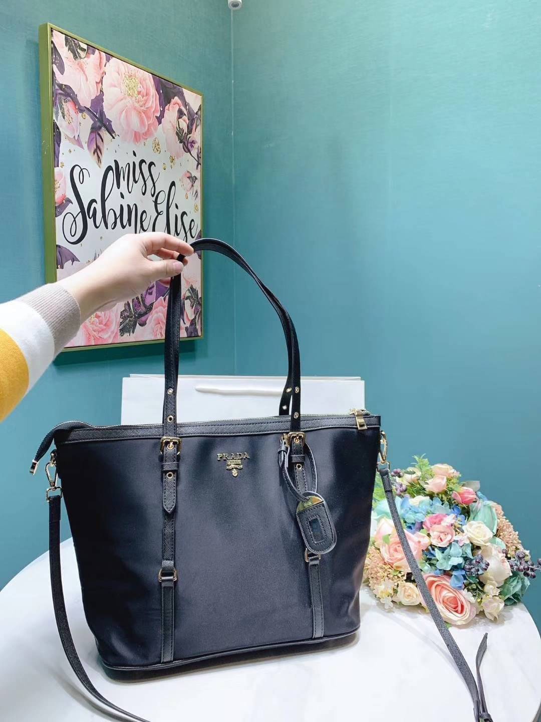 Best Price! & Hot item! สุดคุ้ม 👏👏 งานใบใหญ่ **ใส่ของจุใจ จากงานพรีเมี่ยมกิ้ฟ จากเคาเตอร์ต่างประเทศคะ แบรนด์ PRADA เป็น กระเป๋าผ้าไนล่อน ตามแบบฉบับของแบรนด์เลย หลงรักเลยคะ สะพายไหล่ได้ ถือก็สวยๆ ใช้แล้วสวยมากๆ ใส่ของได้เยอะเว่อร์ คุ้มราคา 