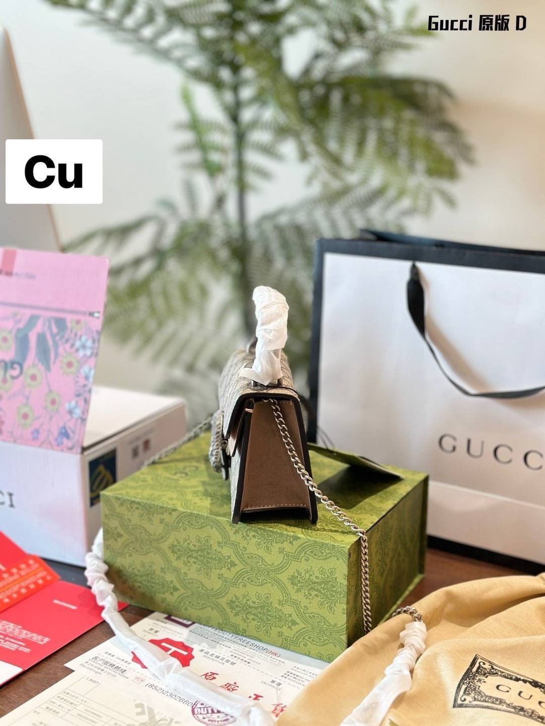 GUCCI Dionysus mini top handle bag กระเป๋าสะพายพร้อมหูจับในตัวรุ่นสุดคลาสสิควินเทจ ไซส์มินิน่ารักให้สาวๆใช้งาน และพกพาได้สะดวก ดึงดูดและสะกดสายตาด้วยอะไหล่ดีเทลหรู