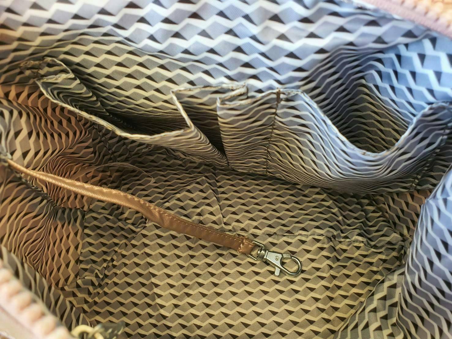 KIPLING CAI (K12587) กระเป๋าสะพายสีชมพูสดใส มาพร้อมกับพวงกุญแจลิงสีกุหลาบเข้ากับสีกระเป๋าสวยน่าใช้มากๆค่ะ ตัวกระเป๋าเปิดปิดด้วยซิปเป็นหลัก มีหลายช่องซิปแบ่งใส่ของได้เป็นสัดส่วน ภายในโล่งกว้าง สามารถใส่กระเป๋าสตางค์ใบยาวและมือถือได้ทุกรุ่น สายสะพายปรับสั้น