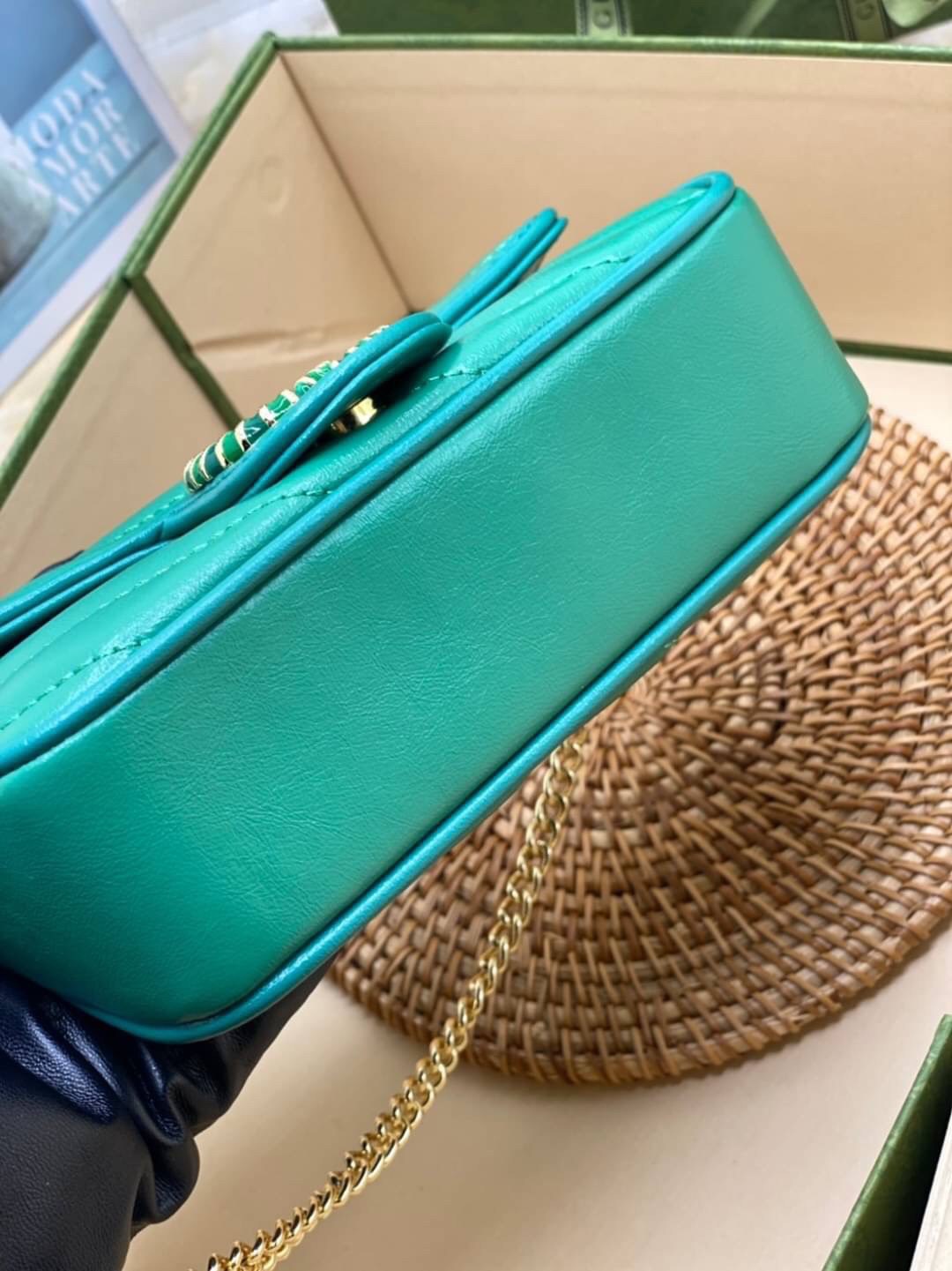 หนังแท้ VIP GIFT 】GUCCI GG Marmont super bag [mini & small] กระเป๋าสะพายข้าง โทนสีสดใสเล่นสีทูโทนตัดกันอย่างลงตัว เฟี๊ยดมากค่ะ ไซส์กะทัดรัด พกพาง่าย น้ำหนักเบา ดีไซน์สวย ภายในโล่งกว้าง มาพร้อมสายสะพายโซ่อะไหล่ทองในตัว ปรับใช้ได้ทั้งแบบสะพายเดี่ยว และสะพาย