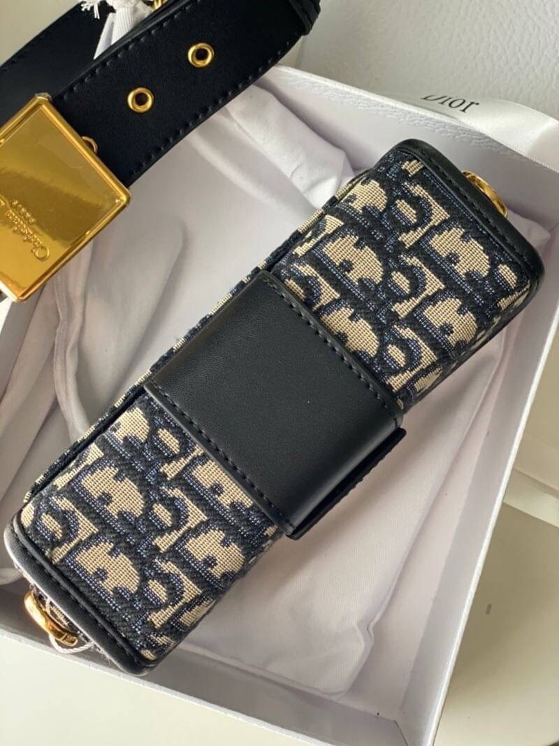 17cm CHRISTIAN DIOR 30 MONTAIGNE BAG ไอเท็มหายาก!! Best seller!! ยกให้น้องเลย!! กระเป๋าทรงกะทัดรัด มี 2 ขนาด ดีไซน์เรียบหรูในความเป็นเอกลักษณ์ ใช้งานง่าย สะดวก ใช้งานได้ทุกโอกาส แนะนำเป็น everyday bag ติดตัวไว้เลยจ้าสาวๆ