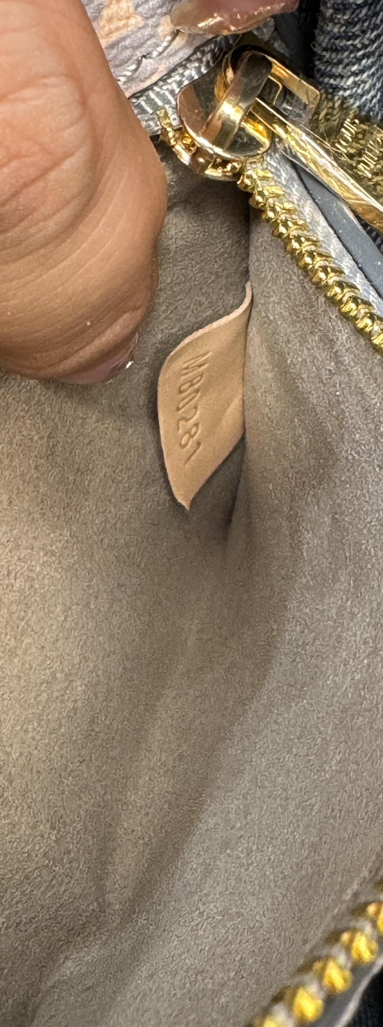 LV Pochette Métis East West กระเป๋าสะพายมัลติฟังก์ชั่น สีใหม่ลิมิเต็ดสวยละมุน วางลายตรงเป๊ะ สวยมากแนะนำเลยค่ะ ดีไซน์กะทัดรัด สะดวกพกพา สะพายไปเที่ยว ไปทำงาน ไปเดทก็ได้หมด ตอบโจทย์คนชอบความหลากหลายจริงๆ