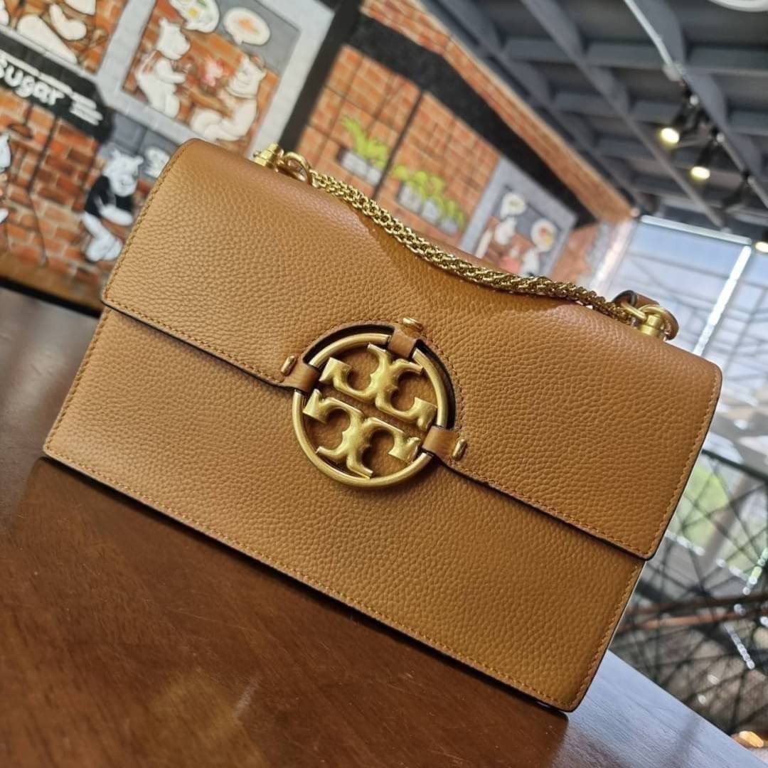 TORY BURCH MILLER SHOULDER BAG รุ่นยอดนิยม รุ่นหายาก รุ่นที่สาวๆตามหา ใบนี้เลย!! สวยหรู ผู้ดีทุกสี กระเป๋าสะพายไหล่ ดีไซน์อยู่ทรง คลาสสิคแฝงความหรูด้วยโลโก้สีทองอร่ามโดดเด่น วัสดุหนัง pepble สลับหนังวัวแท้ เปิด-ปิดด้วยกระดุมแม่เหล็ก ภายในโล่งกว้างมาก แบ่ง