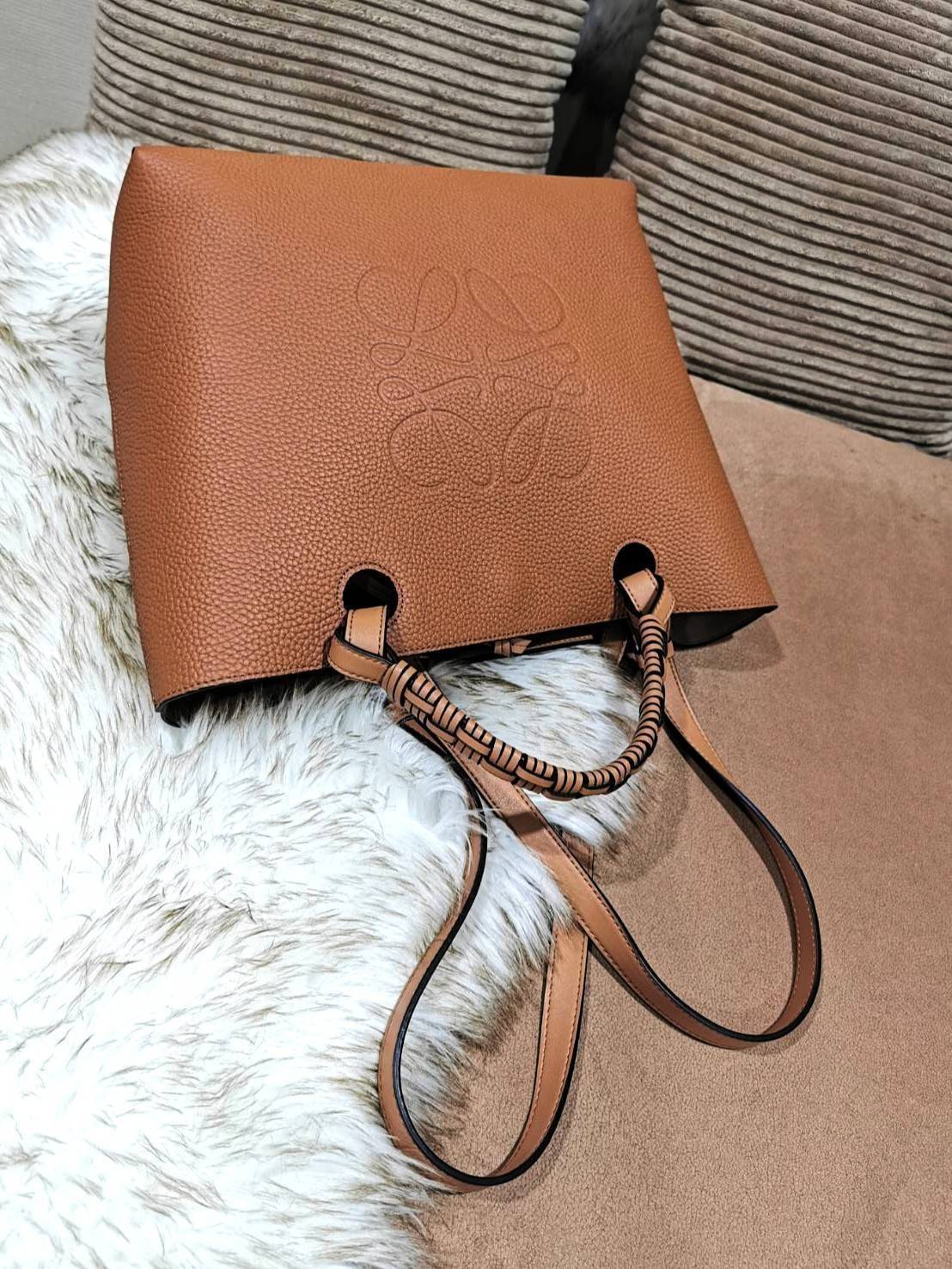 พร้อมส่งความสวย! Super Rare! ห้ามพลาด!✴️ LOEWE HANDLE & SHOULDER BAG VIP GIFT WITH PURCHASE (GWP) กระเป๋าหนังแท้พรีเมี่ยมกิ๊ฟ Limited จาก LOEWE PERFUME DUTYFREE รุ่น Rare items สุดๆวัสดุหนังแท้ Lambskin แบบนิ่มเทคเจอร์สวยดีไซน์สุดหรูคงเอกลักษณ์แบรน