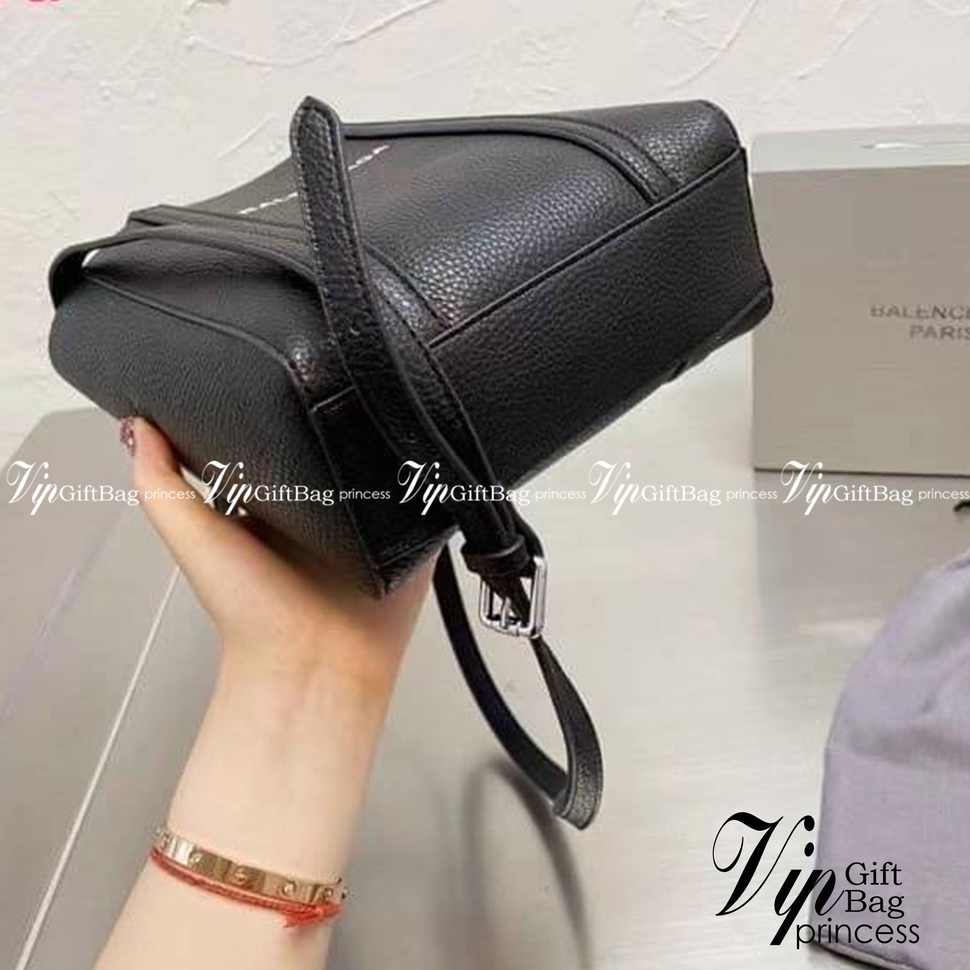 BALENCIAGA Everyday Tote Bag กระเป๋าโท้ทมินิไซส์ สาวๆอย่างเราถูกใจ ขนาดกะทัดรัด สีดำคลาสสิค ใช้ได้ในทุกโอกาส สะพายไปเรียน ไปทำงาน เหมาะทุกลุค วัสดุหนังคุณภาพดี สาวๆต้องไม่พลาดเลยน้า