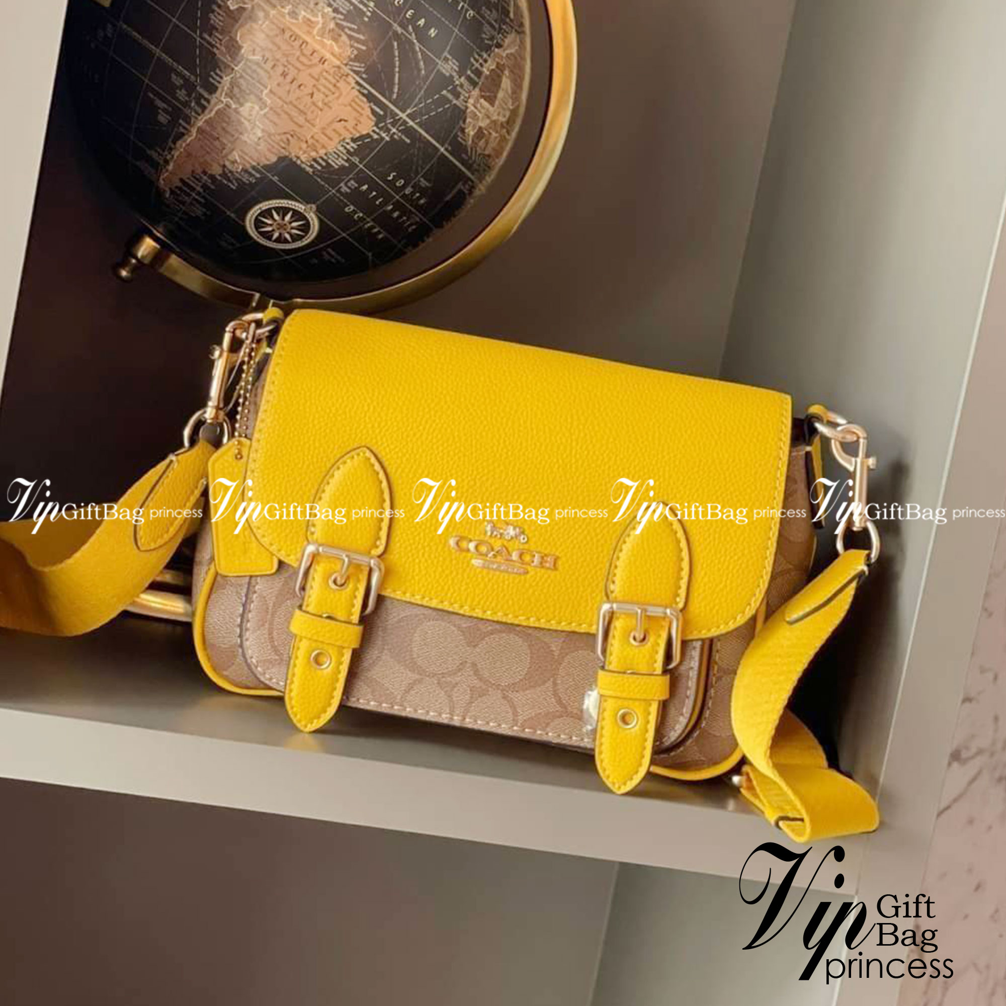 COACH Lucy Crossbody กระเป๋าใบนี้ขนาดกะทัดรัดกำลังดี เพียงพอสำหรับใส่ของจำเป็นที่ต้องการพกติดตัว ที่สำคัญใช้งานง่ายสามารถหยิบของได้สะดวกรวดเร็ว วัสดุผ้าใบเคลือบซิกเนเจอร์และหนังกรวดละเอียด ด้านในมีซิปและกระเป๋าอเนกประสงค์ ปิดสแน็ปอิน กระเป๋าแบบเปิดด้านนอก