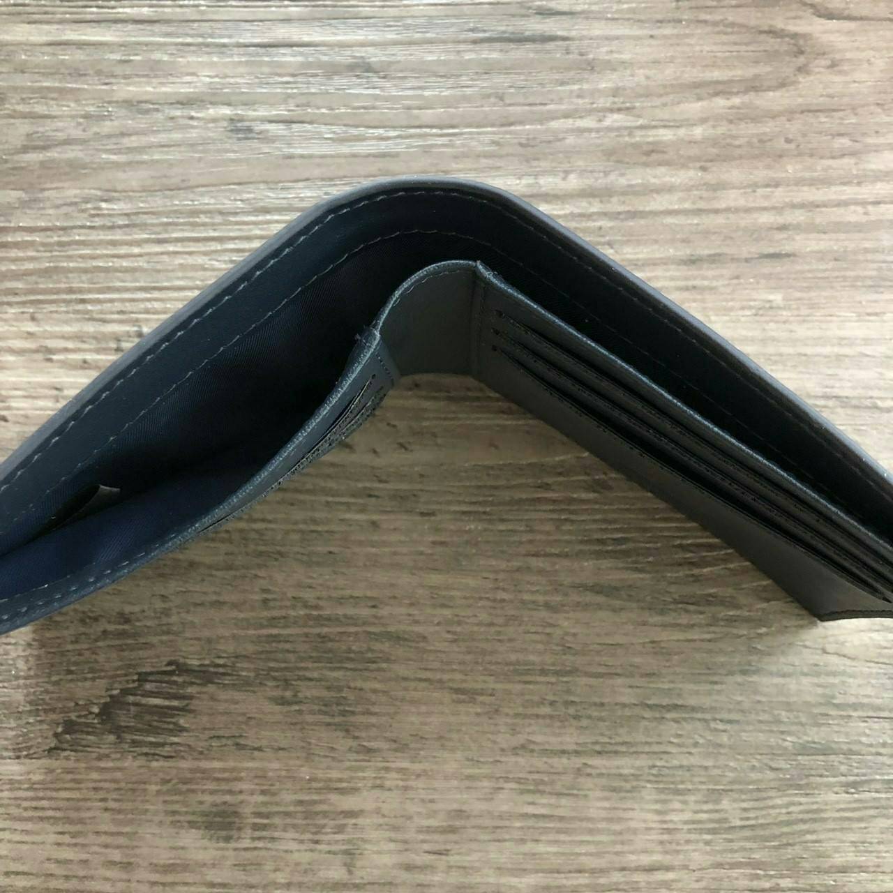 LACOSTE Short Wallet with Key Set กระเป๋าสตางค์ใบสั้น Set สุดคุ้มมอบให้เป็นของขวัญหรือใช้เองก็แนะนำค่ะ อุปกรณ์ : มาพร้อมพวงกุญแจ + ถุงกระดาษแบรนด์ + กล่องแบรนด์