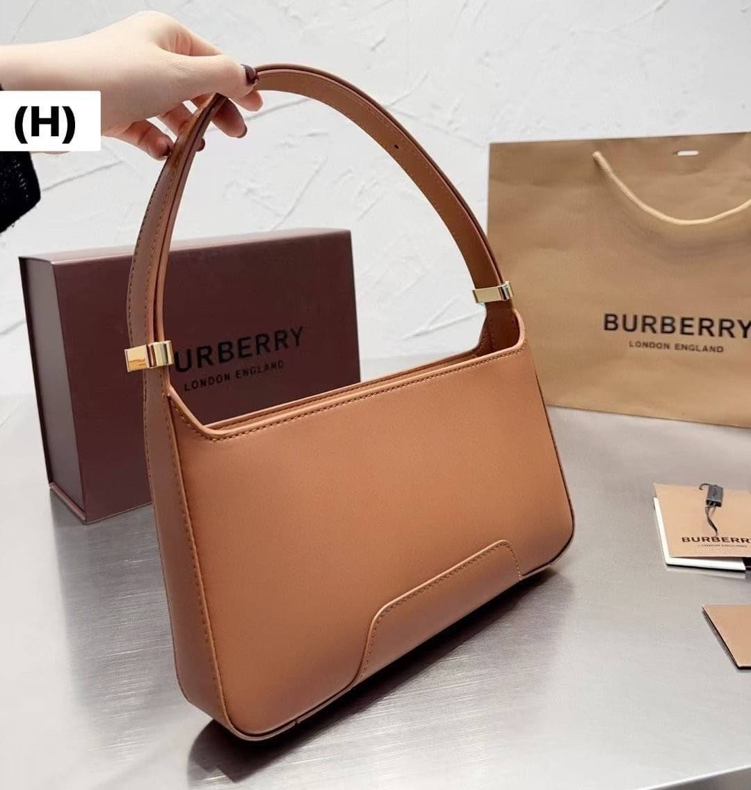 Burberry TB Shoulder Bag 9" 11" กระเป๋าสะพายไหล่ เรียบหรูดูแพงต้องยกให้รุ่นนี้เลยค่ะ งานหนังสวยเต็มใบ โลโก้อะไหล่ทองเงางาม สวยเป๊ะ จะถือหรือสะพายไหล่ก็ดูหรูหรามีระดับ