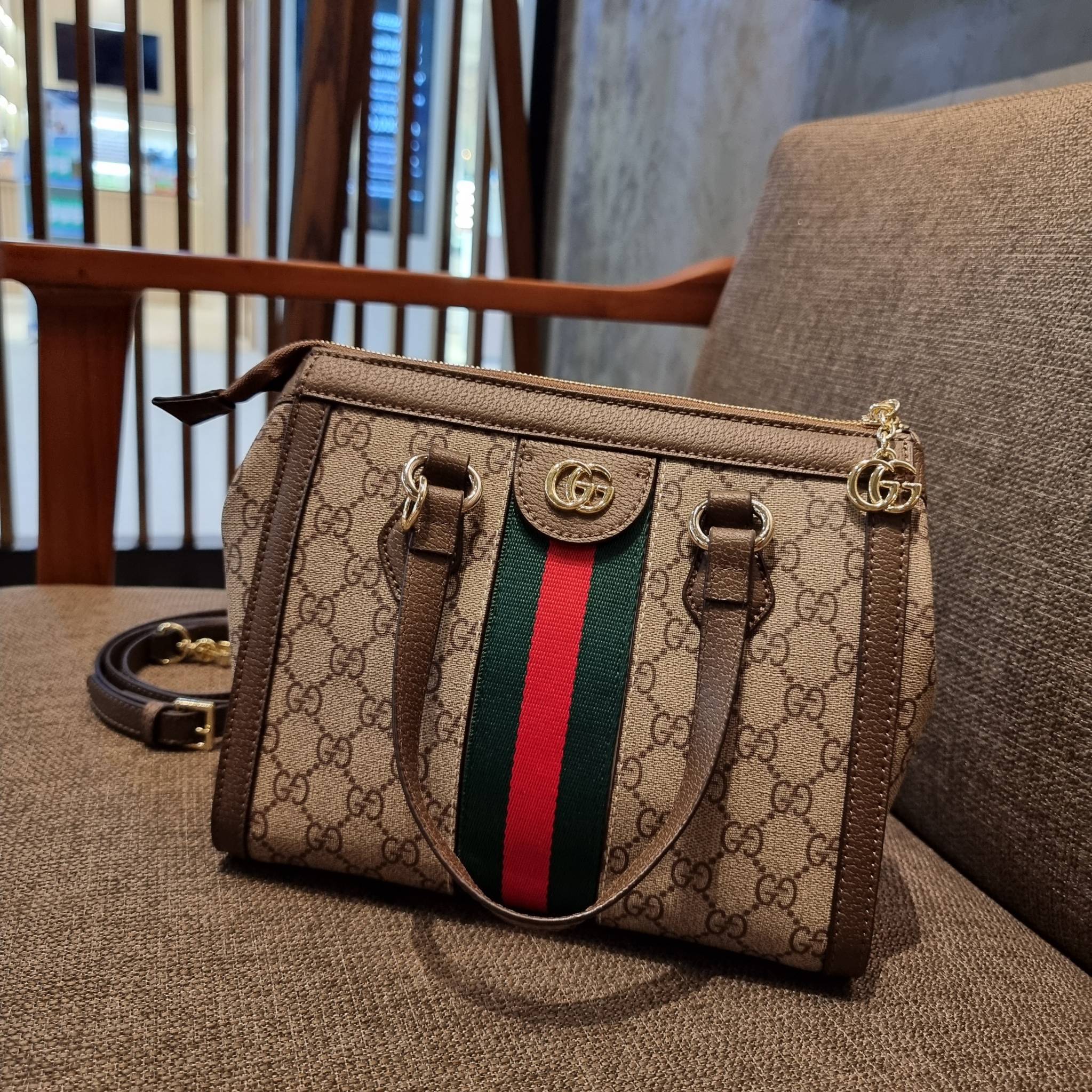 GUCCI Ophidia Small GG Tote Bag GC CLASSIC SMALL TOTE BAG WITH GWP กระเป๋าถือ/สะพาย อีกรุ่นหายาก ที่คงความสวยคลาสสิค และเรียบหรู วัสดุหนังแคนวาส ดีไซน์แถบคาดโดดเด่น รูปทรงสวยน่าใช้มากๆ สะพายขับผิว เปิด-ปิดกระเป๋าด้วยซิป หัวซิปตัว G อะไหล่สีทอง ภายในโล่งกว