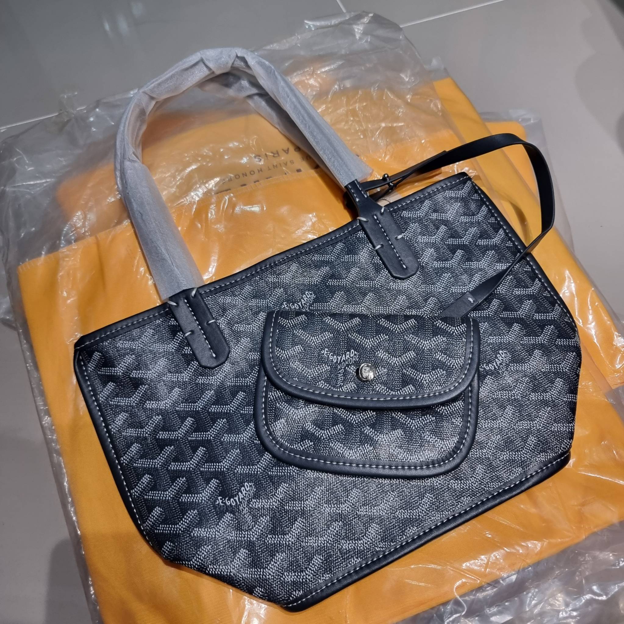GOYARD MINI ANJOU REVERSIBLE TOTE ฮอตไอเท็ม กับกระเป๋าสะพายทรงโท้ท ไซส์มินิ กะทัดรัดมาก มาครบสีขายดี เลิศทุกสี รูปทรงคลาสสิค ดีไซน์เป็นเอกลักษณ์ ใช้งานได้หลากหลาย สามารถกลับด้านใช้ได้แบบไม่มีเบื่อ