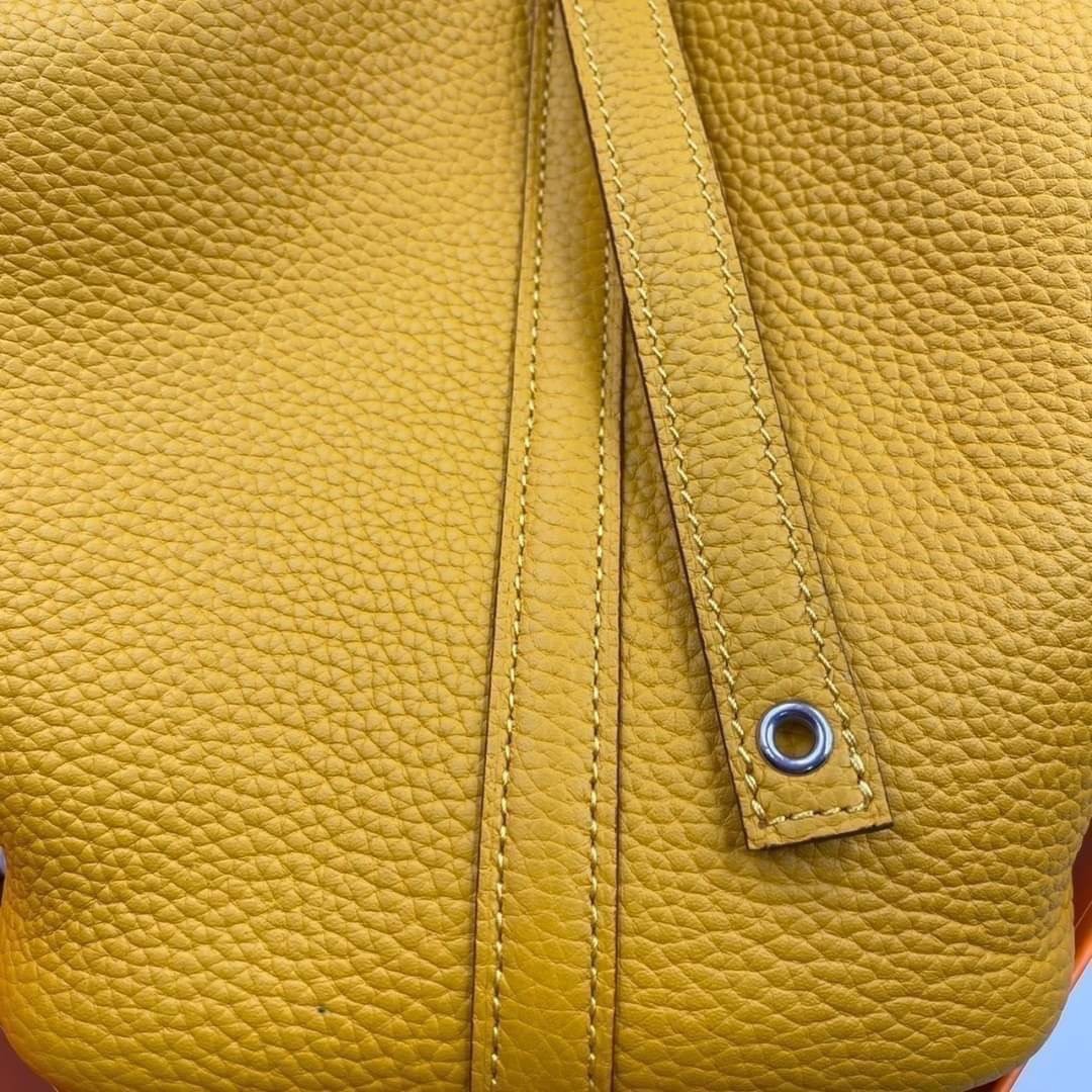 หนังแท้ Hermes Picotin Lock 18 bag กระเป๋าถือแบรนด์หรูระดับโลก งานเกรดออรินอล หนังแท้ทั้งใบ หนังมีลายทอริลลอนคล้ายของจริง มาพร้อมตัวล็อคเคลลี่ Kelly lock รูปทรงเรียบแต่หรู ใช้งานได้ทุกโอกาส ถือง่าย ใช้งานง่าย ภายในโล่งกว้าง ภาพสินค้าถ่ายจากงานขายจริง ใช้ง