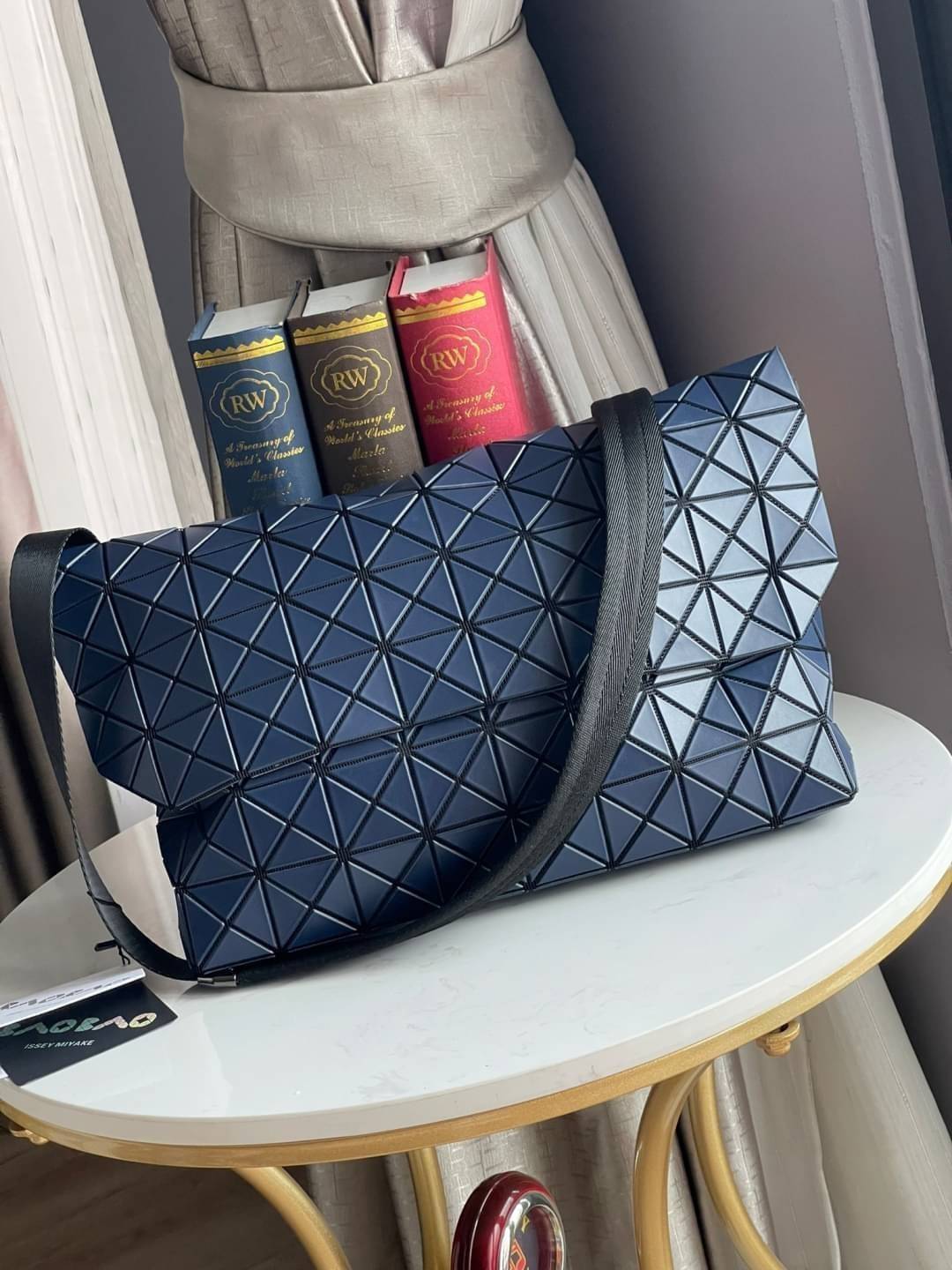Baobao Issey Miyake Prism Sac ชาวมินิมอลทั้งชายและหญิงต้องถูกใจรุ่นนี้ เพราะ Prism Sac เป็นกระเป๋าแบบ unisex ที่มาพร้อมกับความเรียบง่ายของวัสดุเนื้อแมตต์ แต่ให้ลุคสไตล์เท่แบบคูลๆ โดดเด่นด้วยดีไซน์ที่ออกแบบมาให้ใช้งานที่ง่าย ตอบโจทย์ทุกสถานการณ์ฝาพับแบบเปิ