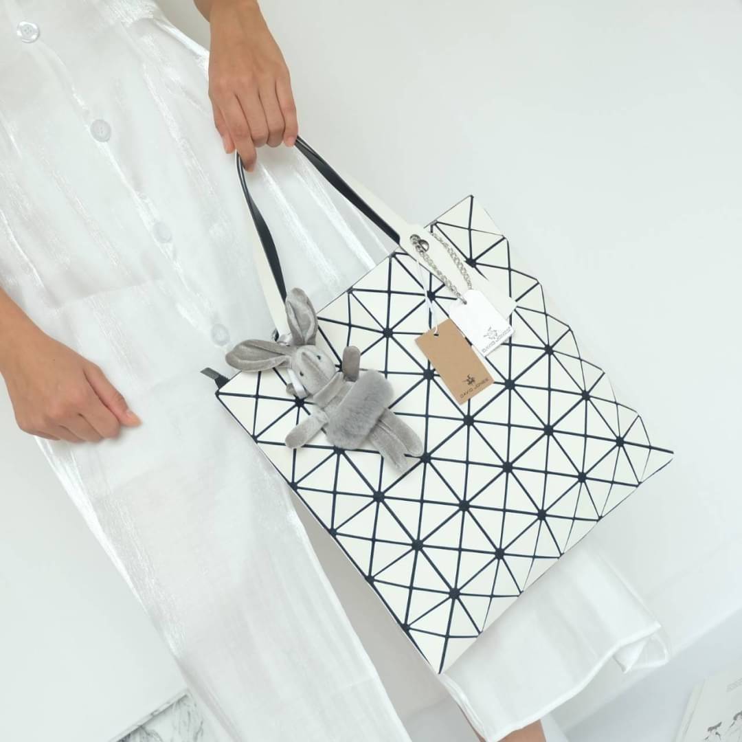 ทรงสุดฮิตจากแบรนด์ David Jones รุ่น Candy color ใบนี้ มาพร้อมกับน้องกระต่าย สีเข้า set กับกระเป๋าคะ กระเป๋า ทรง Tote