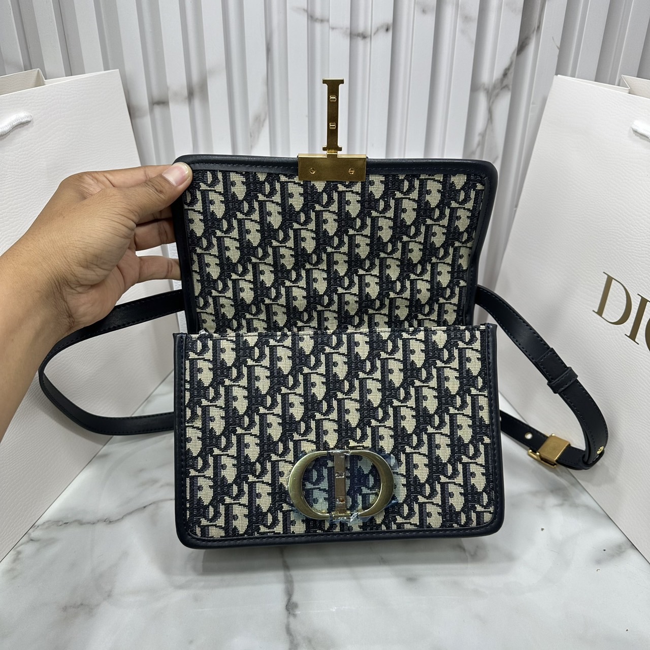 DIOR 30 Montaigne bag Oblique jacquard fabric in blue กระเป๋าสะพายรูปดีไซน์สุดคลาสสิกและสง่างาม หรูหราตามเอกลักษณ์แบรนด์ เกรดท็อปไฮเอน 1:1 ใช้งานต่างประเทศได้