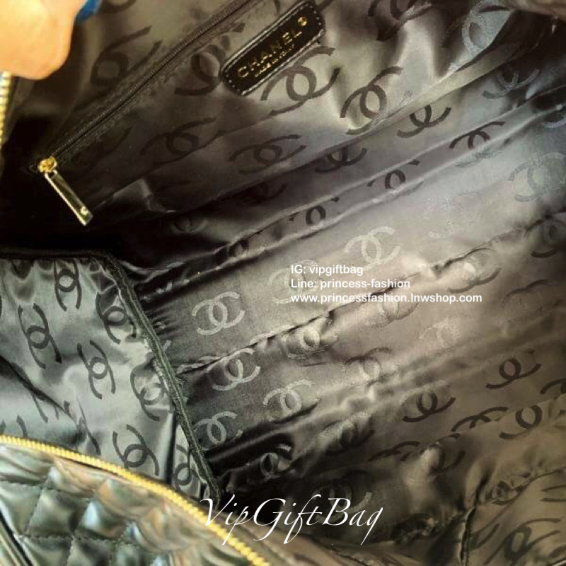CHANEL VIP GIFT Large Travel Bag กระเป๋าเดินทางใบใหญ่ Gift With Purchase (GWP) รุ่น Limited Edition พรีเมี่ยมกิ๊ฟของเเท้จาก Chanel Counter หนังลายตารางเนื้อหนาสีดำกันนำ้ดูแลรักษาทำความสะอาดง่าย ด้านหน้ามีโลโก้แบรนด์ เปิดปิดด้วยซิปสะดวกใช้ หัวซิปแบรนด์อะไห