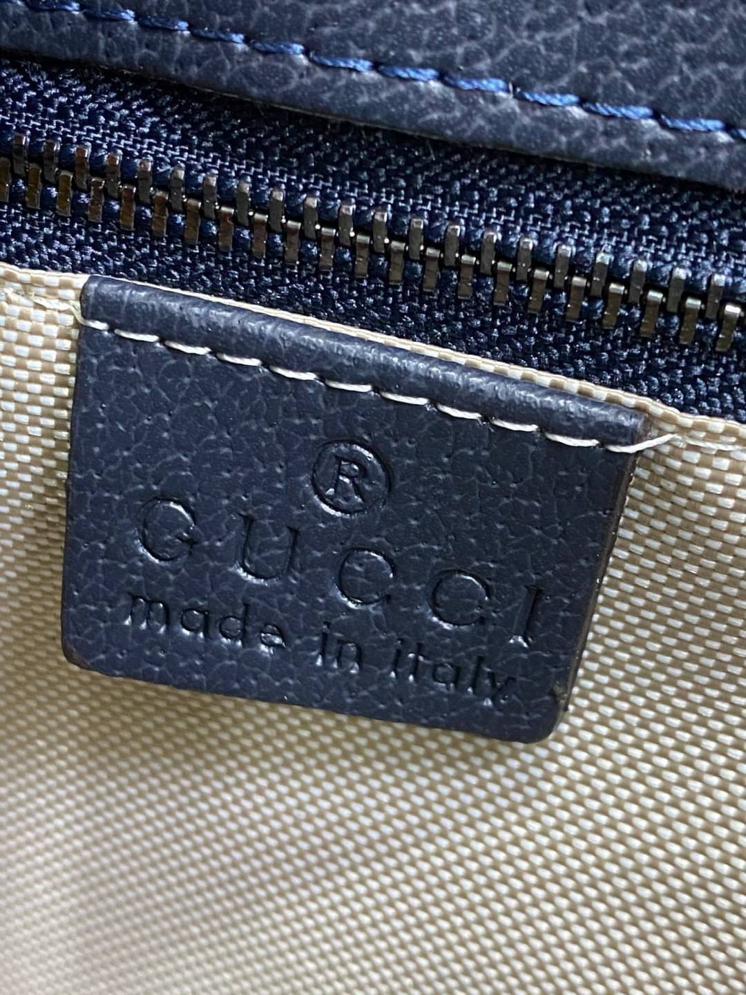 GUCCI Horsebit 1955 GG mini bag กระเป๋าสะพายสุดหรู ผ้าแคนวาส GG Supreme ดีไซน์ร่วมสมัยผ่านการออกแบบใหม่ ถ่ายทอดความรู้สึกเกี่ยวกับการละทิ้งกฎเกณฑ์เดิมๆ ของแฟชั่นผ่านการออกแบบ โดยแบรนด์ถ่ายทอดแนวคิดที่ว่าชิ้นงานควรอยู่เหนือกาลเวลา