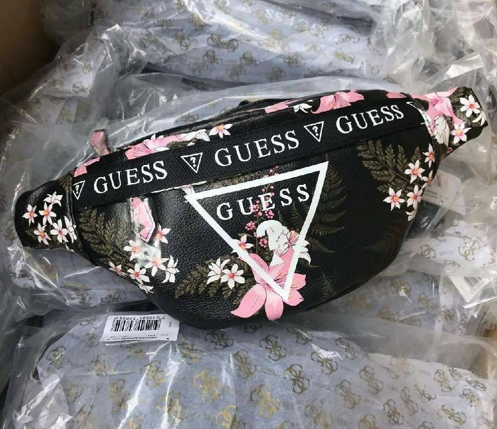 GUESS GESABEL GYM FANNY PACK กระเป๋าหนังคาดเอว/อก ด้านหน้าปั๊มโลโก้แบรนด์ทรงสามเหลี่ยม ตัวกระเป๋าเปิดปิดด้วยซิปใช้งานง่าย มี 2 ช่องซิป มีลูกเล่นซ่อนซิปหน้าคาดปิดด้วยสายพิมพ์โลโก้ ภายในกระเป๋าโล่งกว้าง สามารถใส่มือถือได้ทุกรุ่น จุของได้เยอะ รับรองถูกใจสาวๆ