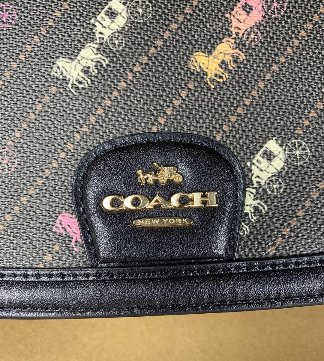 OUTLET 】COACH SADDLE BAG WITH HORSE AND CARRIAGE DOT PRINT (COACH C4059) กระเป๋าสะพายข้าง ลายม้าและรถลาก item ใหม่ที่สาวๆต้องมีนาทีนี้ห้ามพลาด รูปทรงโค้งมน วัสดุ พีวีซี ผ้าใบเคลือบพิมพ์ลายเป็นหนังเรียบ ทนทานและกันคราบสกปรกทั้งสี่ด้านเป็นหนังคุ้มสุดๆ ภายใน