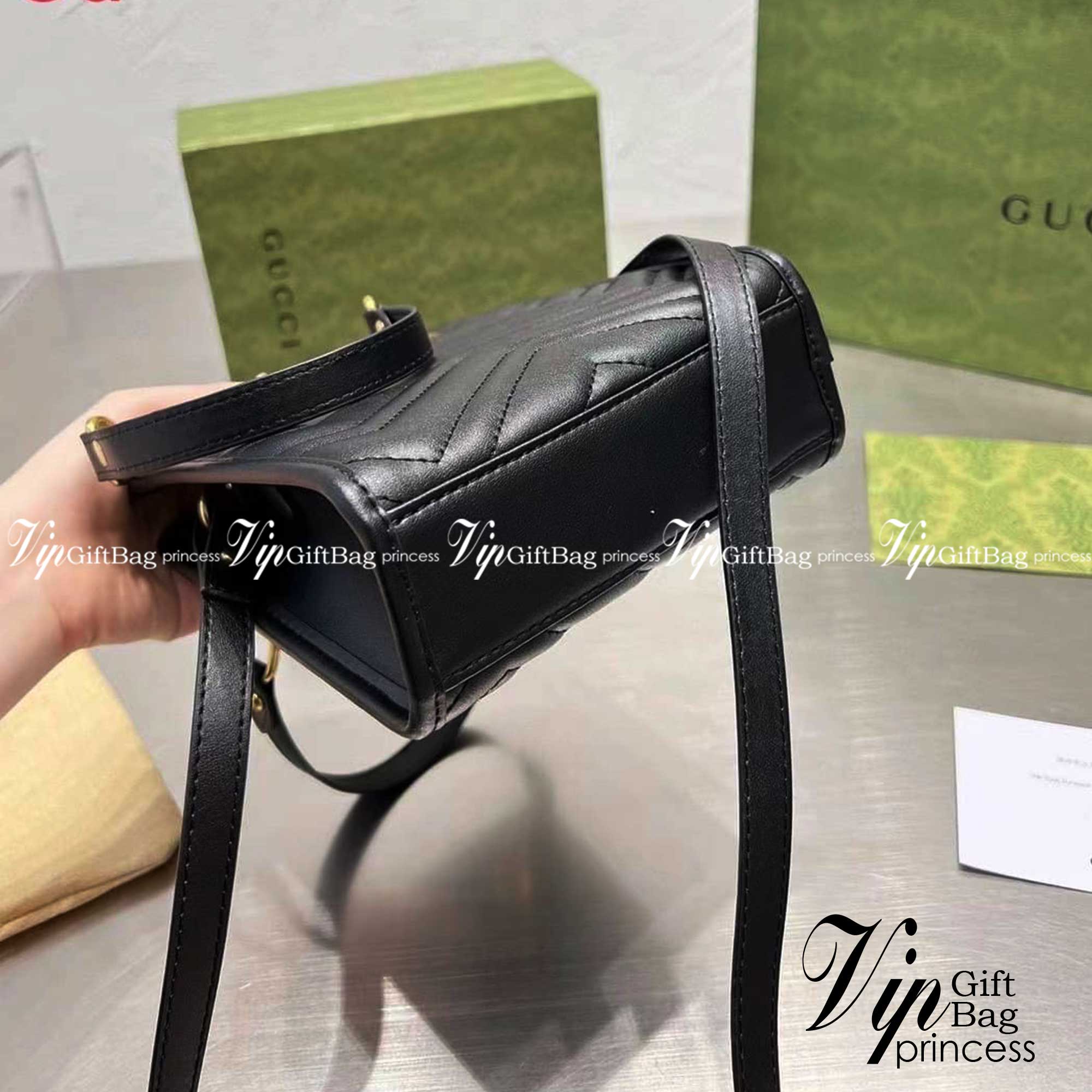 Gucci GG Marmont Matelasse Mini Bag / Gucci mini tote with chain bag กระเป๋าทรงโท้ทมินิ พร้อมสายสะพายโซ่ รองบ่าเป็นหนัง ถือได้ สะพายได้พร้อมสายยาวหนัง ภายในโล่งกว้าง จุของได้เยอะ ภาพถ่ายจากงานขายจริง ใช้งานต่างประเทศได้